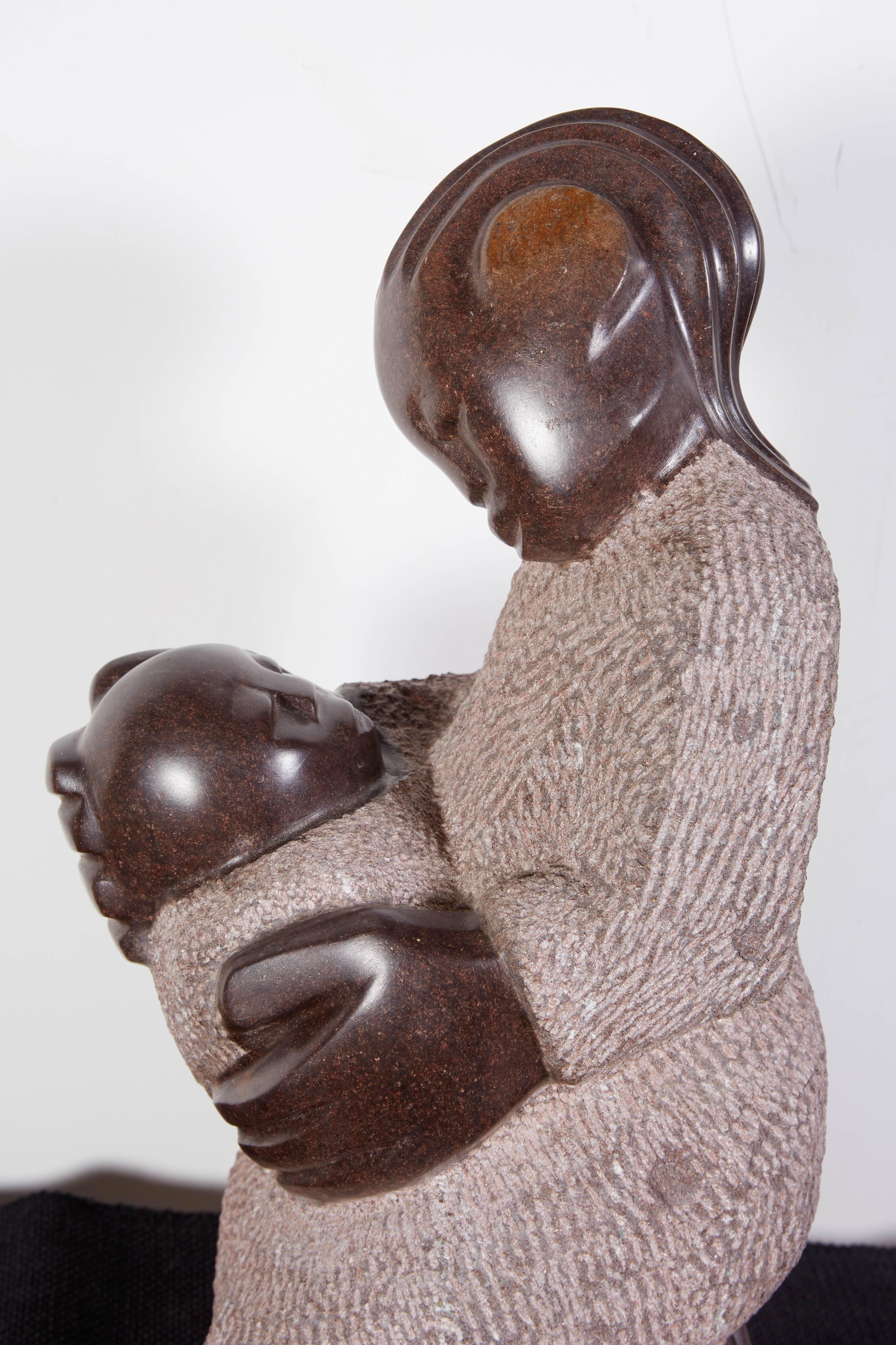 Sculpture Shona en pierre sculptée, « Mère et enfant » en vente 2