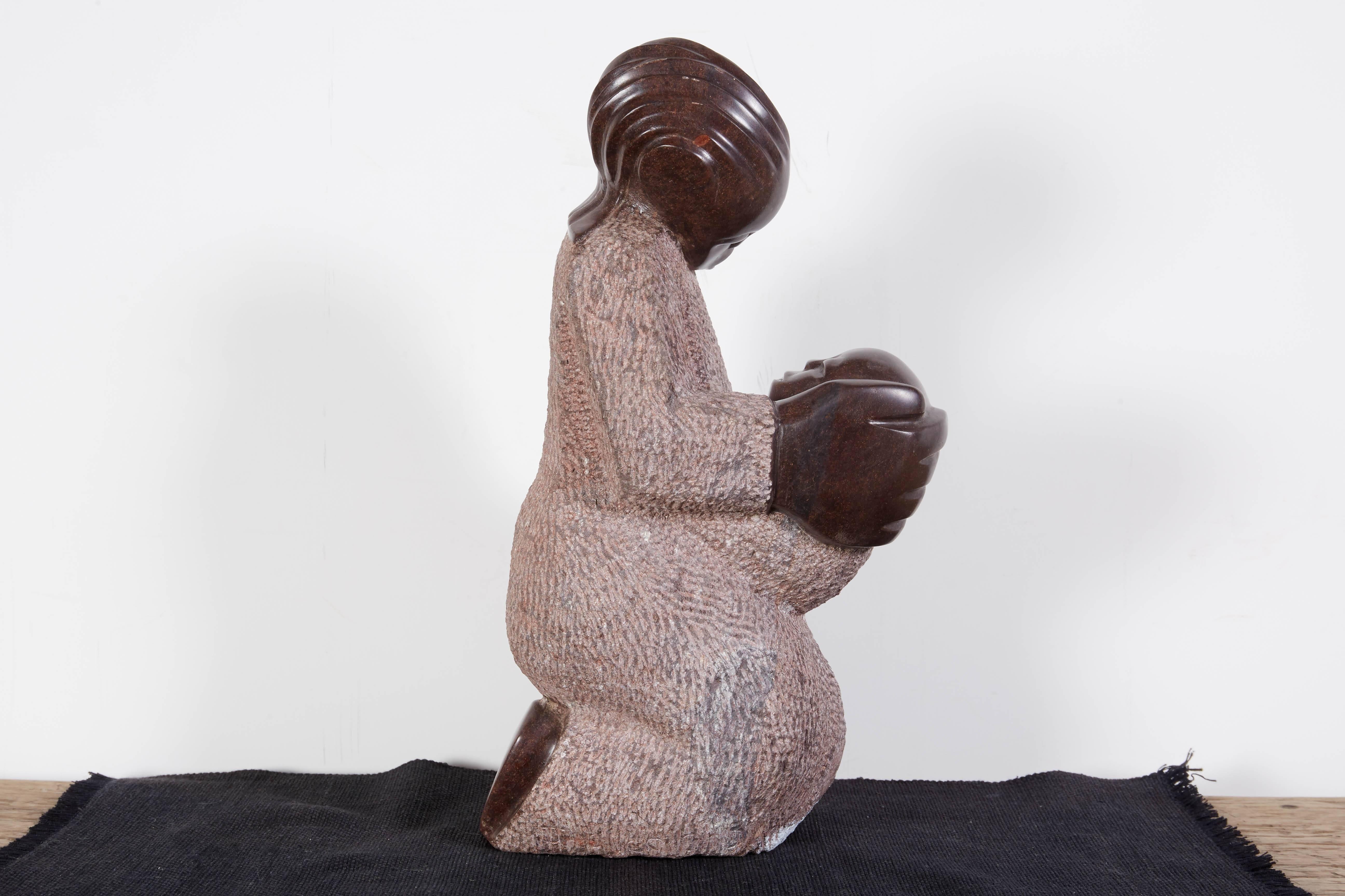 Sculpture Shona en pierre sculptée, « Mère et enfant » en vente 3