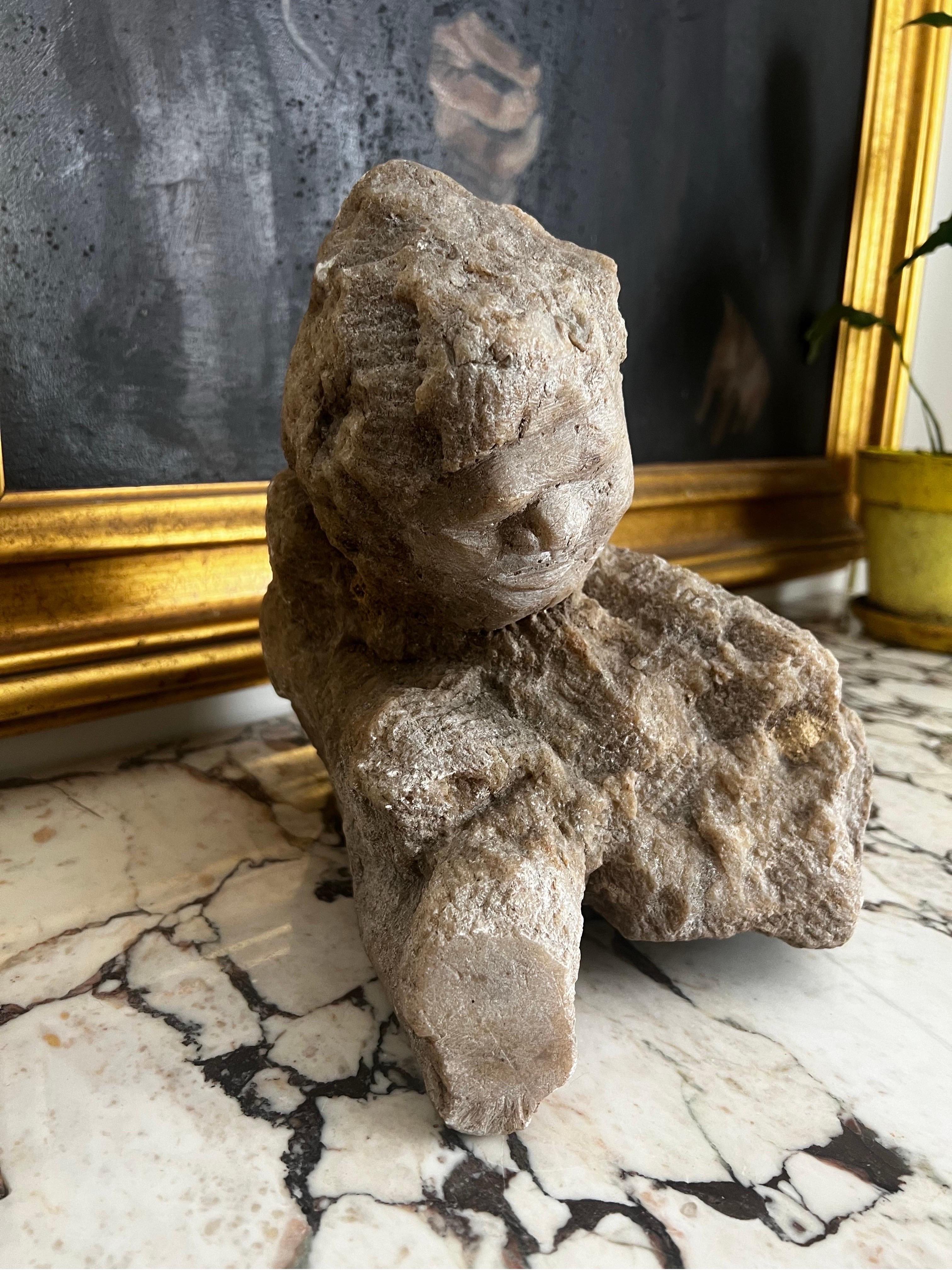 Fragmento de estatua de piedra tallada - Modernista/Primitivo Tallado a mano en venta