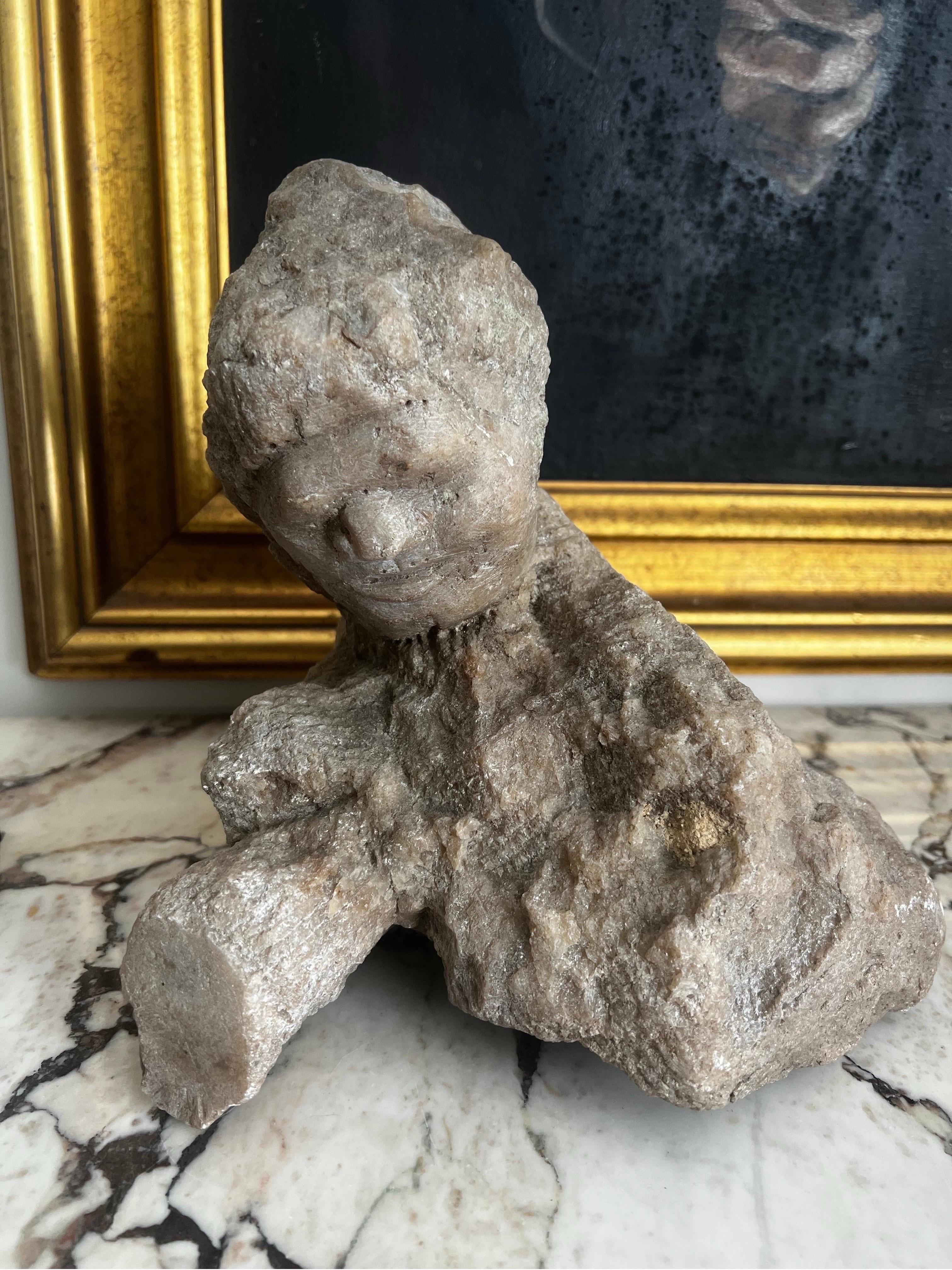 Fragmento de estatua de piedra tallada - Modernista/Primitivo en Bueno estado para la venta en Los Angeles, CA