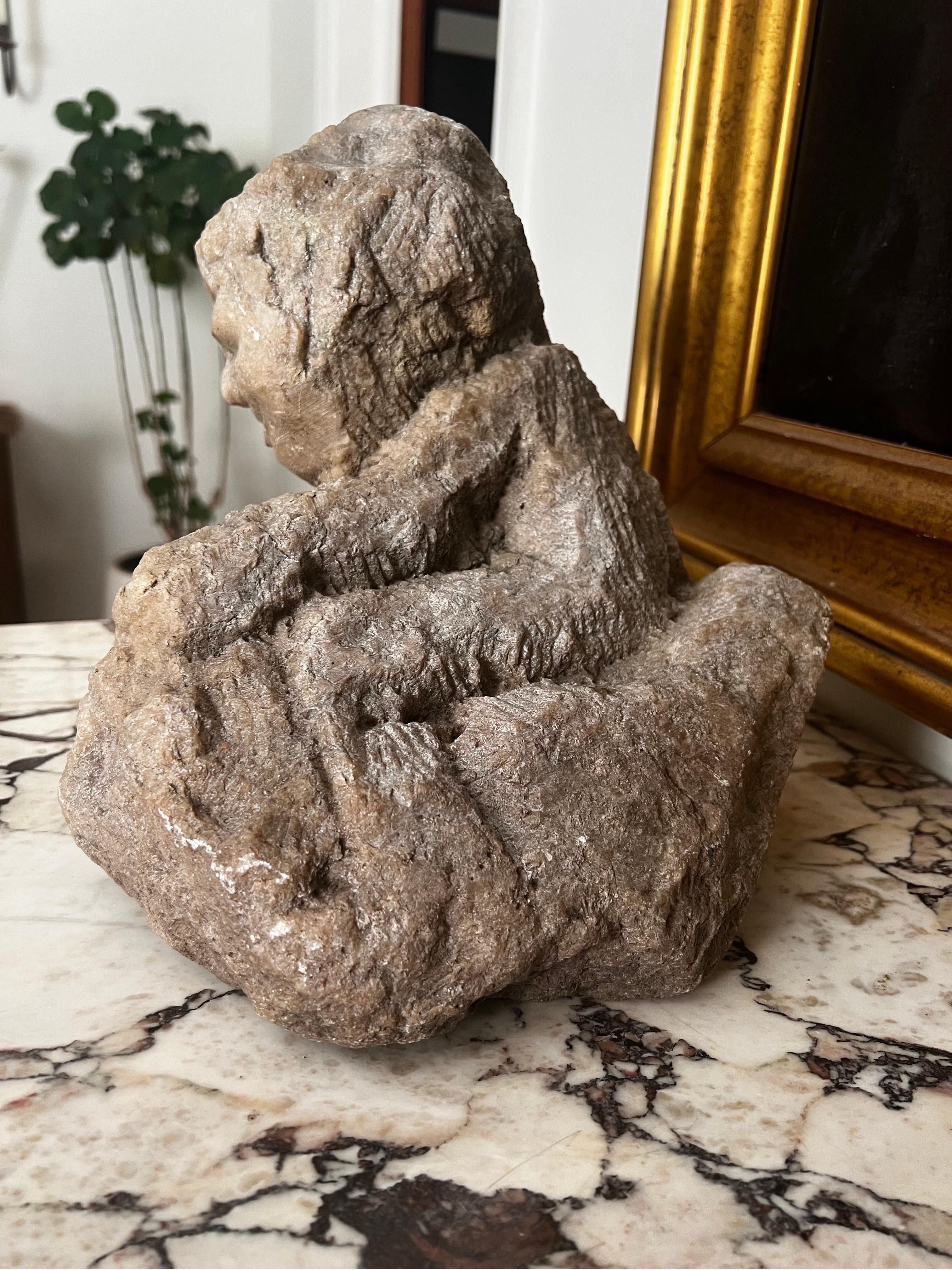 Fragmento de estatua de piedra tallada - Modernista/Primitivo en venta 1