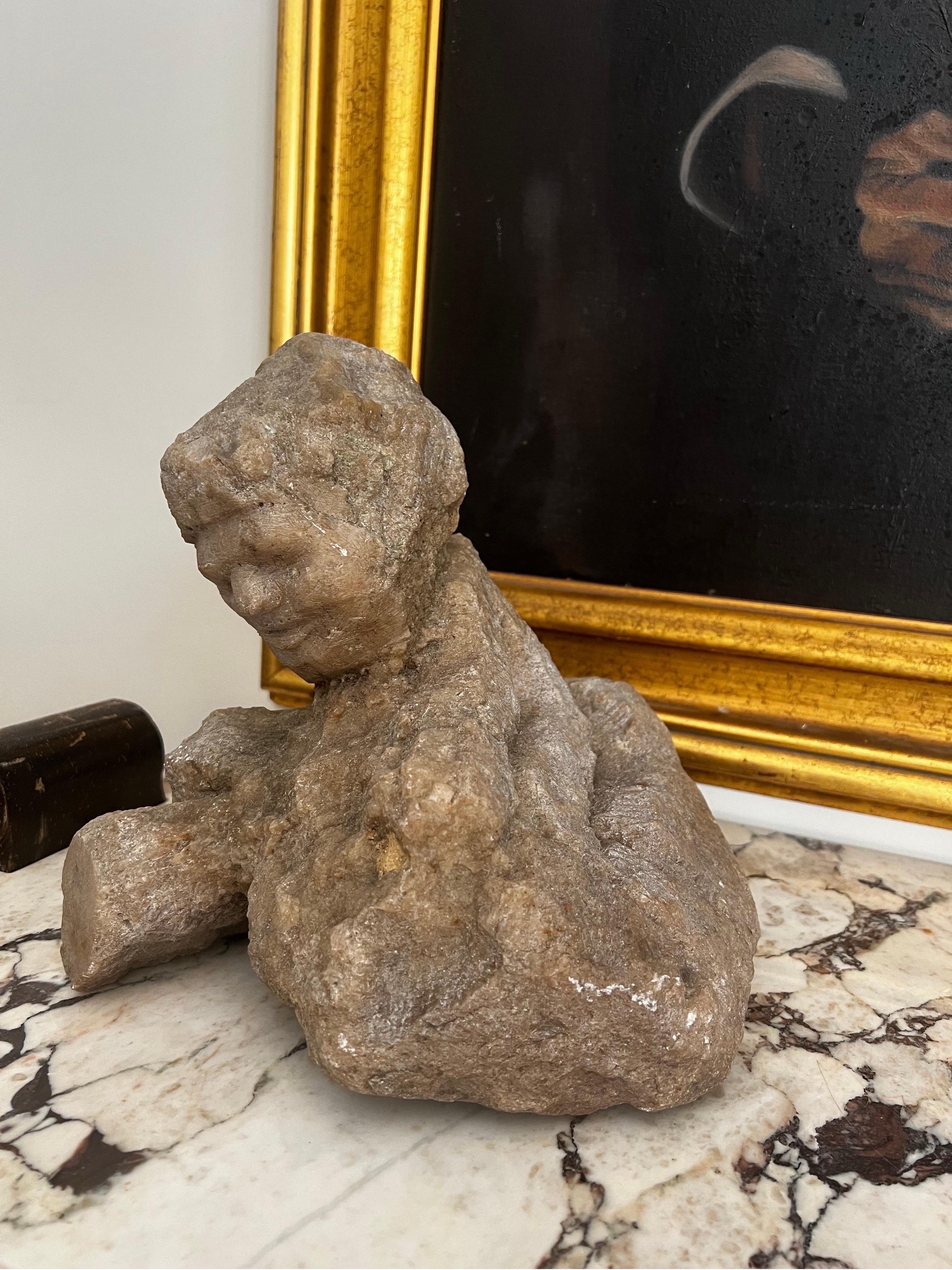 Fragmento de estatua de piedra tallada - Modernista/Primitivo en venta 3