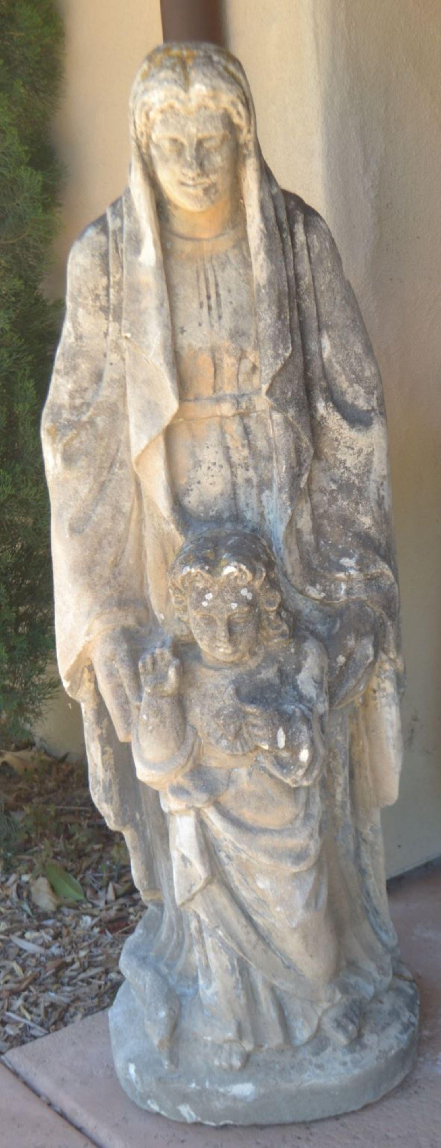 Statue en pierre sculptée de sainte Anne-Marie et de l'enfant Marie.