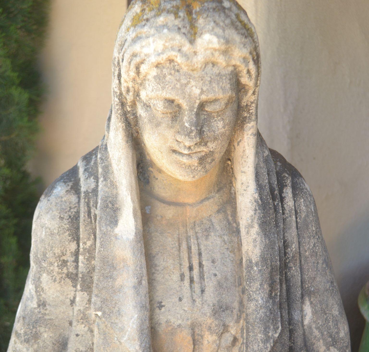 Provincial français Statue en pierre sculptée de Saint Anne et de l'enfant Marie en vente