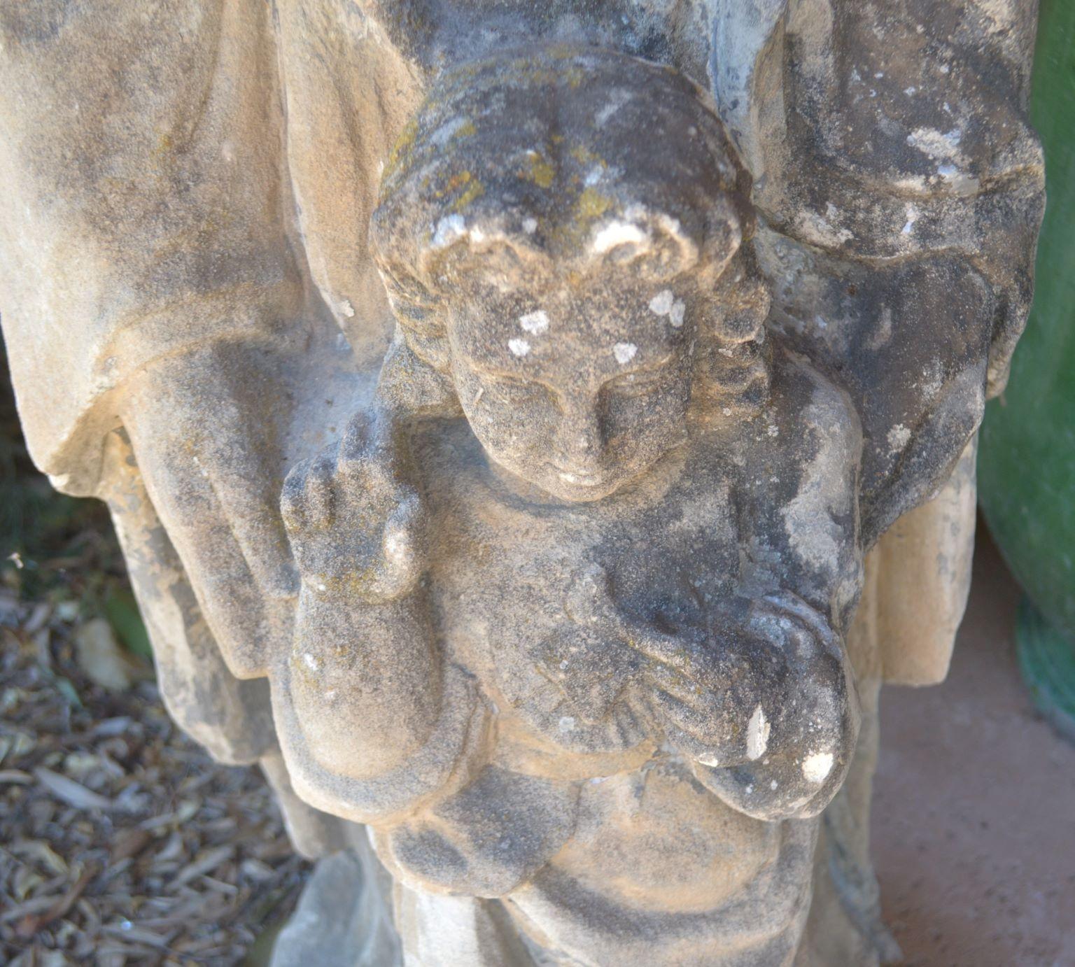 Geschnitzte Steinstatue der Heiligen Anne und des Kindes Maria im Zustand „Relativ gut“ im Angebot in Vista, CA