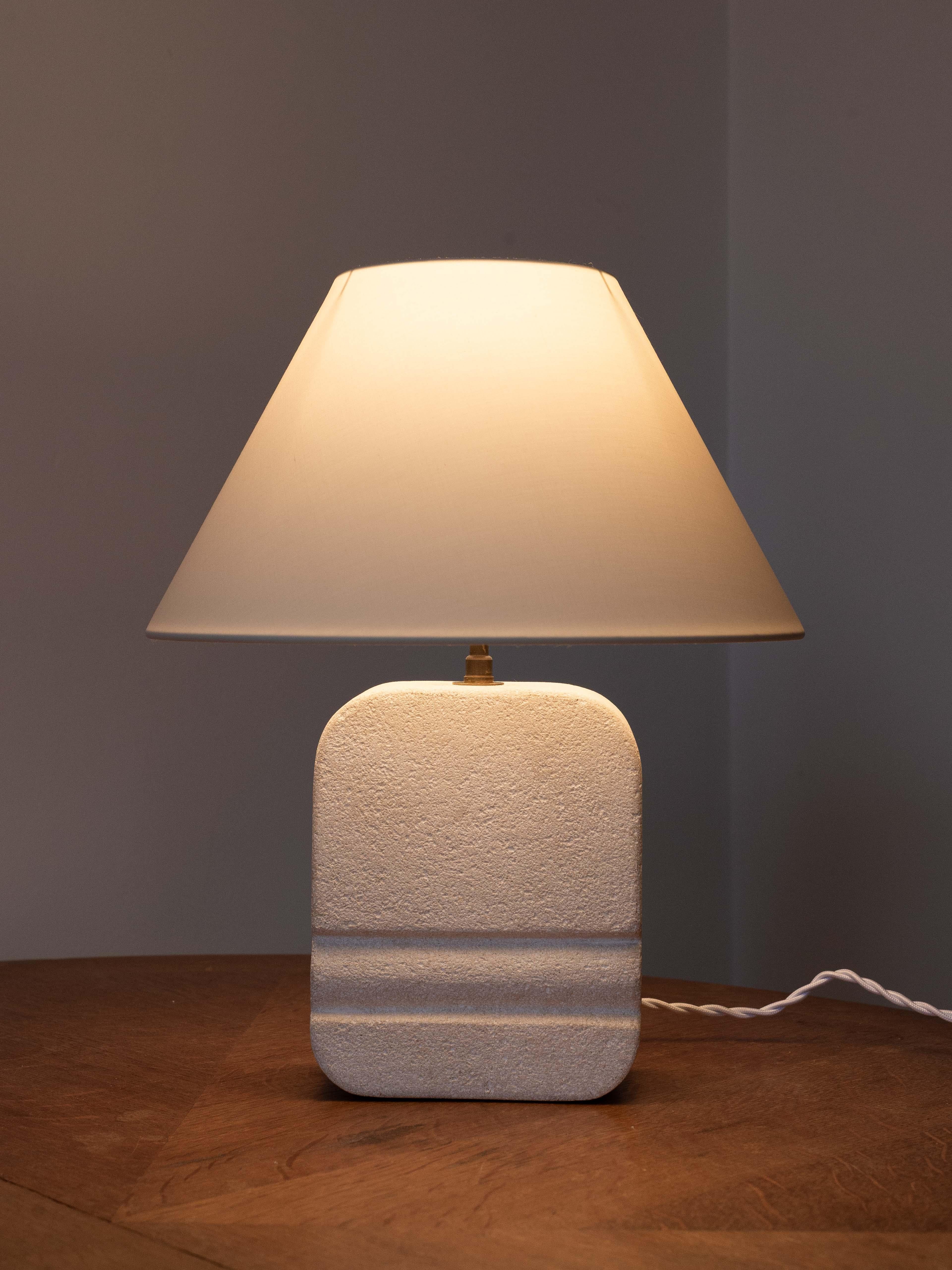 Lampada da tavolo in pietra intagliata, lampada moderna di metà secolo in pietra calcarea, Costa Azzurra anni '70 in vendita 2