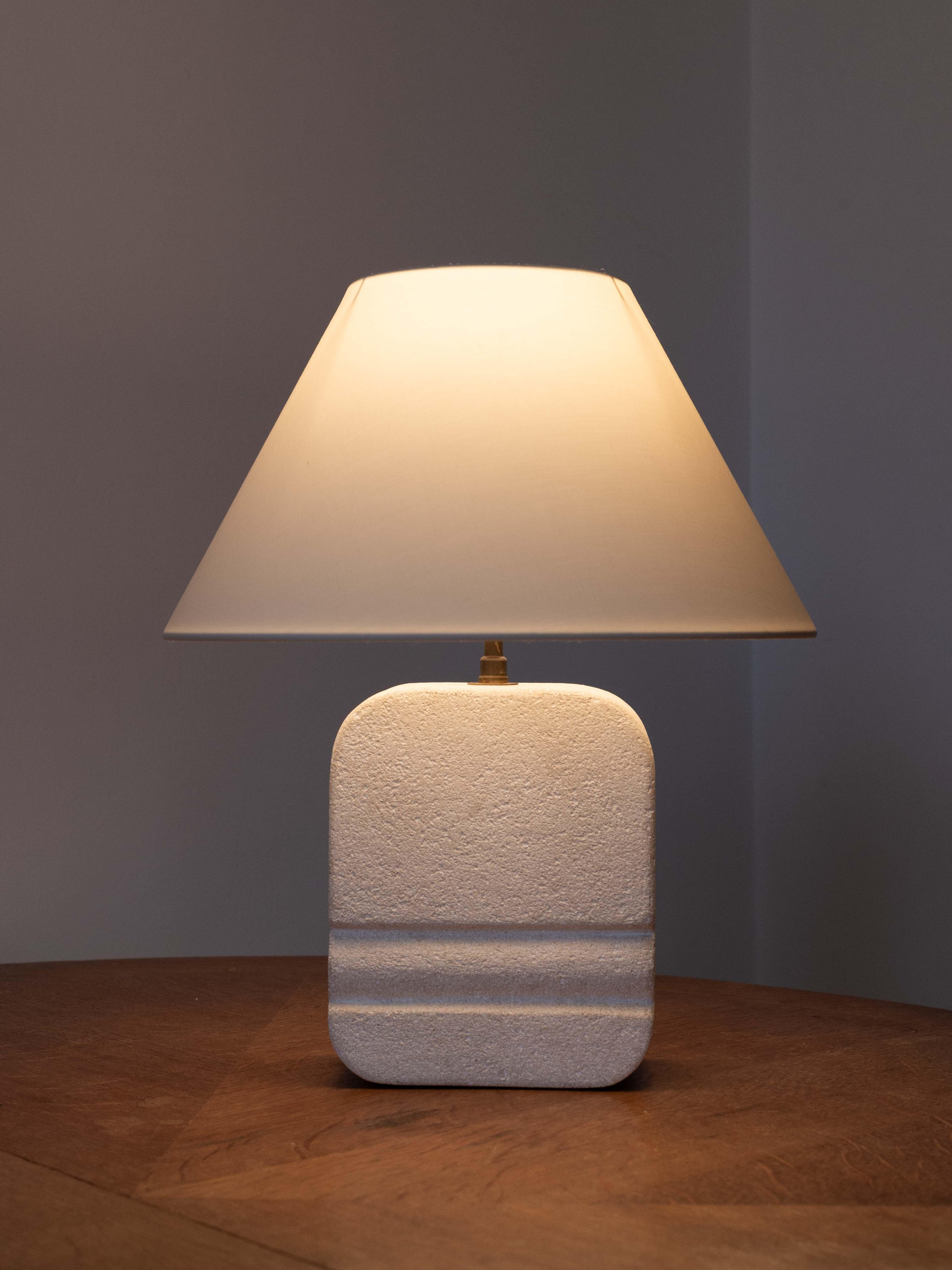 Lampada da tavolo in pietra intagliata, lampada moderna di metà secolo in pietra calcarea, Costa Azzurra anni '70 in vendita 3