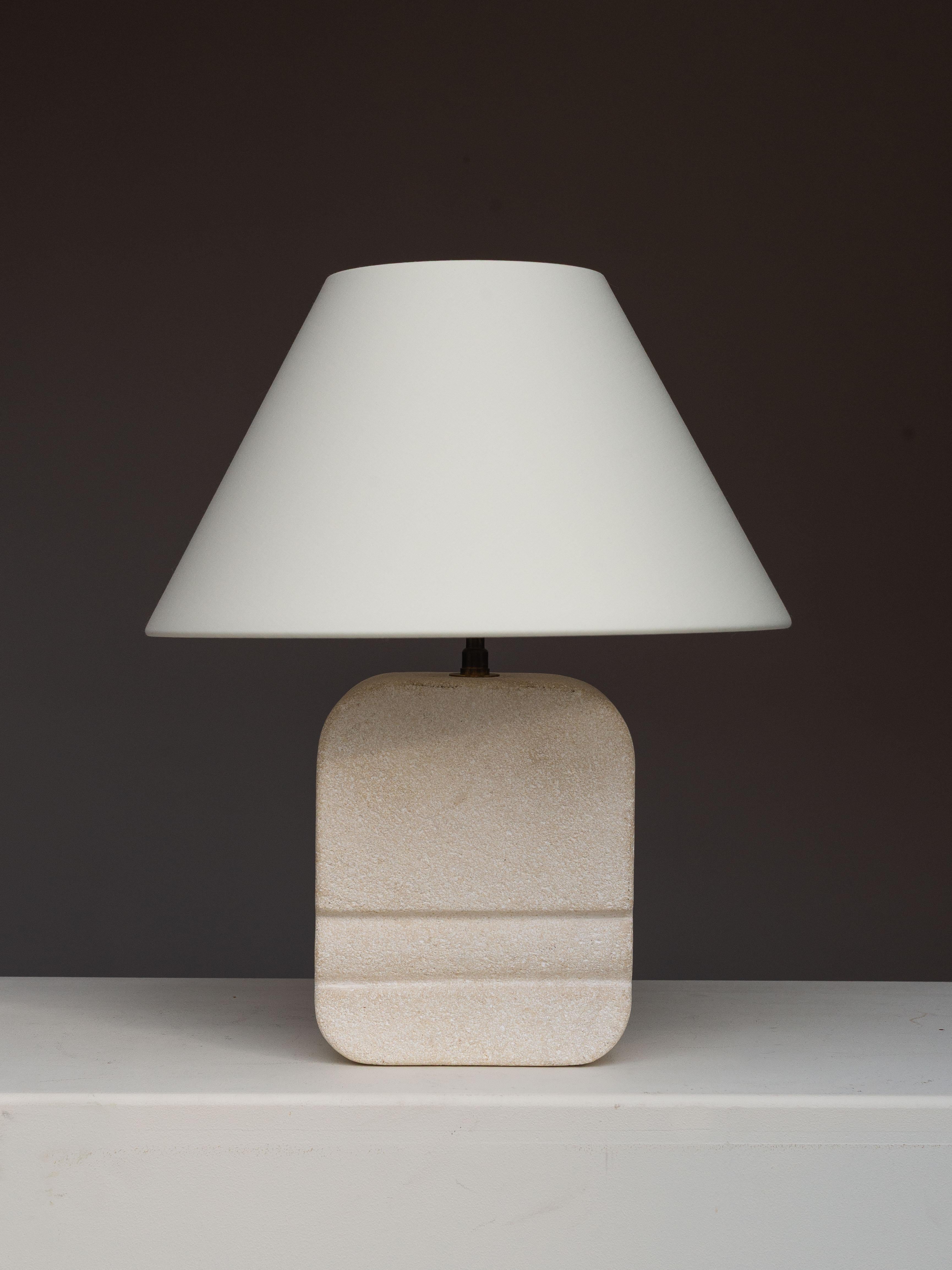 Lampada da tavolo in pietra intagliata, lampada moderna di metà secolo in pietra calcarea, Costa Azzurra anni '70 in vendita 4