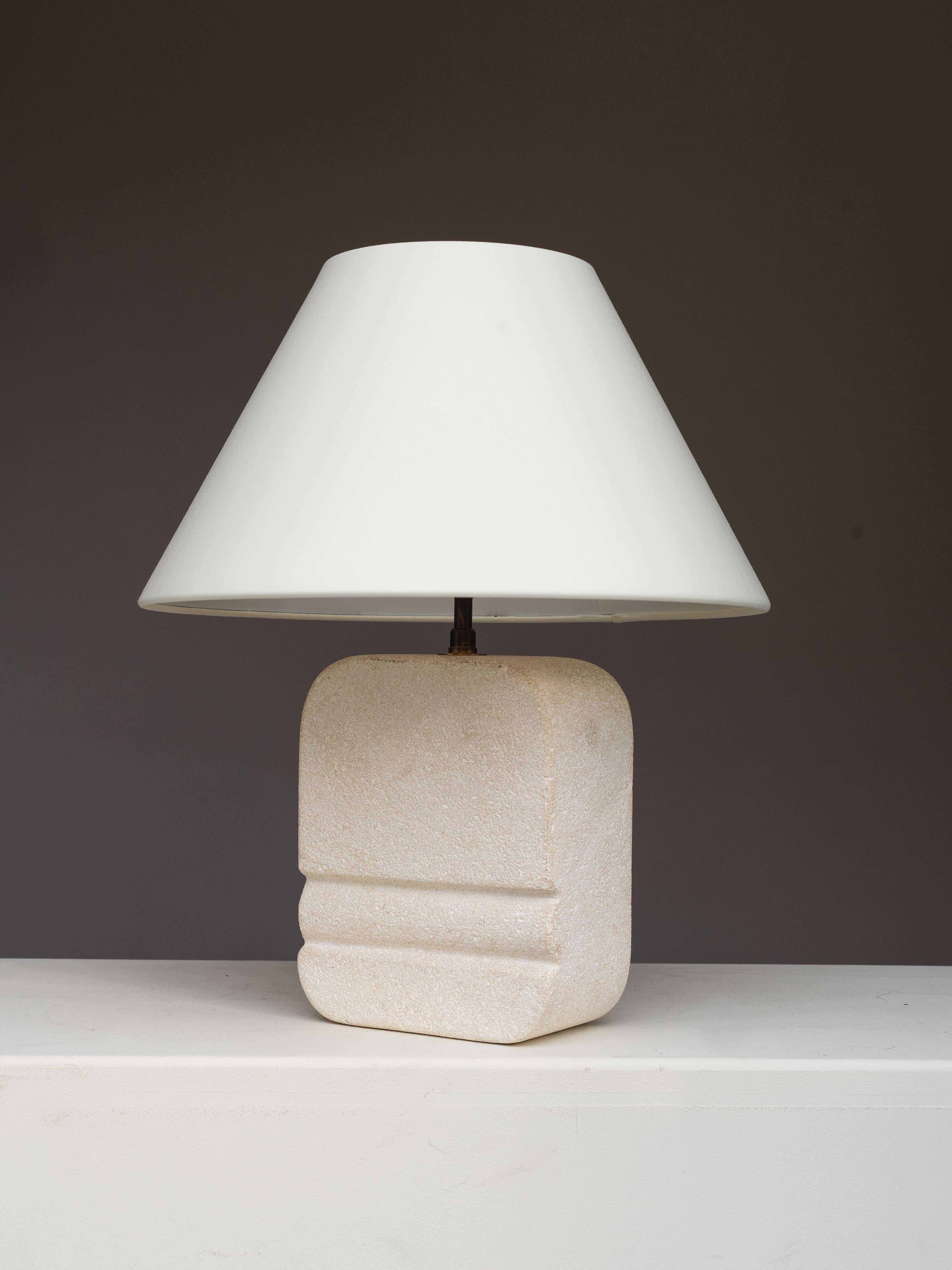 Lampada da tavolo in pietra intagliata, lampada moderna di metà secolo in pietra calcarea, Costa Azzurra anni '70 in vendita 5