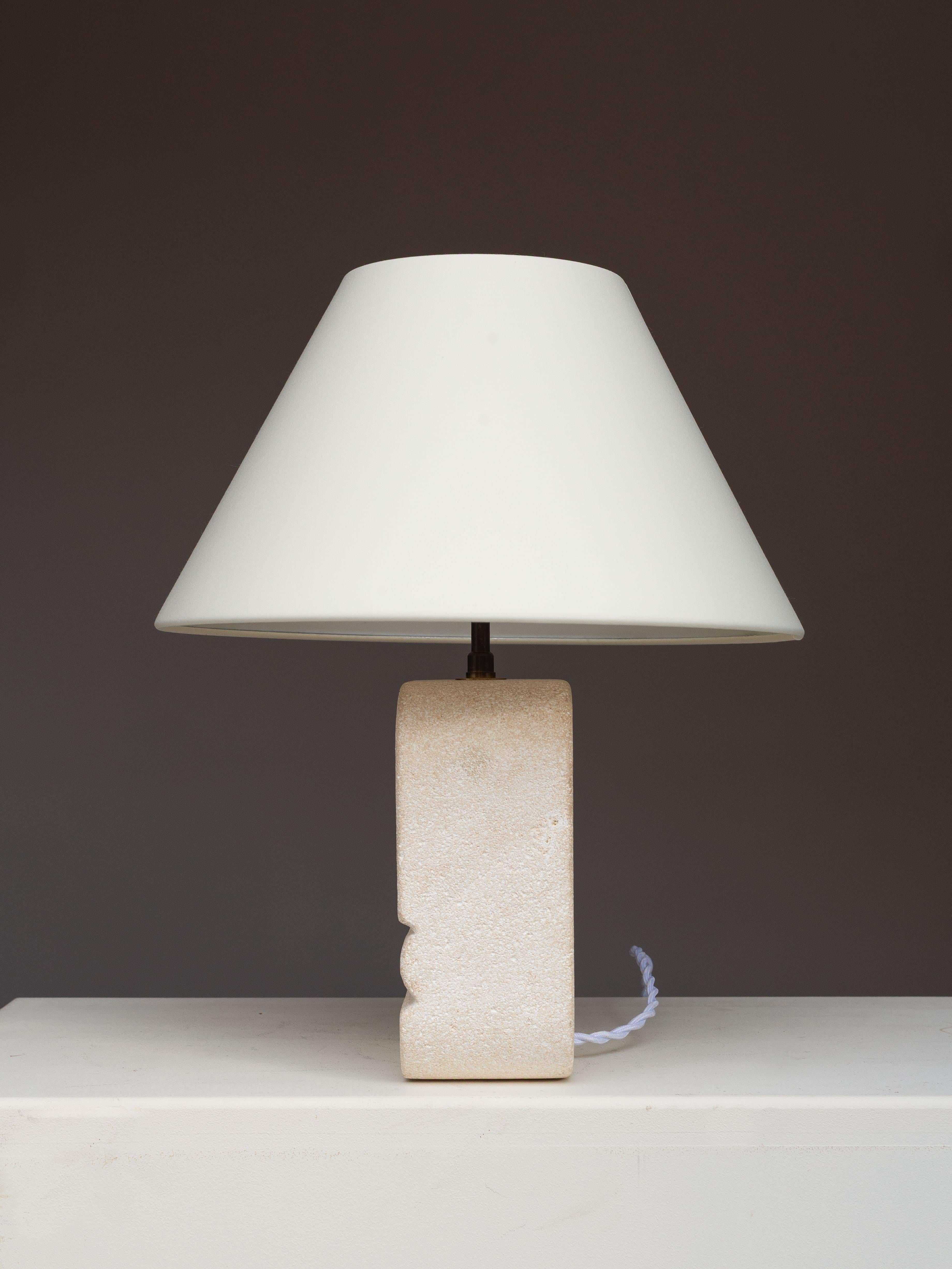 Lampada da tavolo in pietra intagliata, lampada moderna di metà secolo in pietra calcarea, Costa Azzurra anni '70 in vendita 6