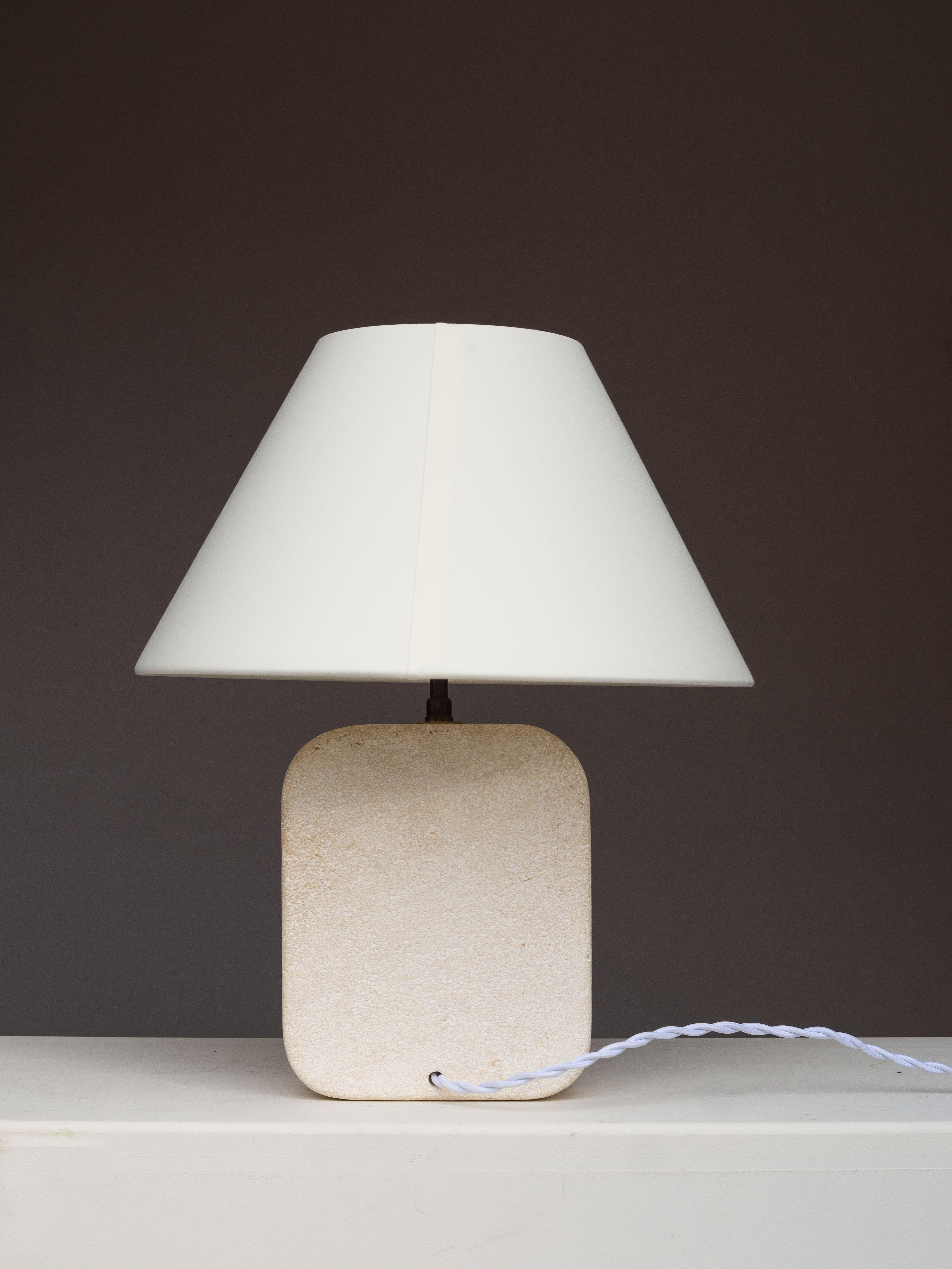 Lampada da tavolo in pietra intagliata, lampada moderna di metà secolo in pietra calcarea, Costa Azzurra anni '70 in vendita 7