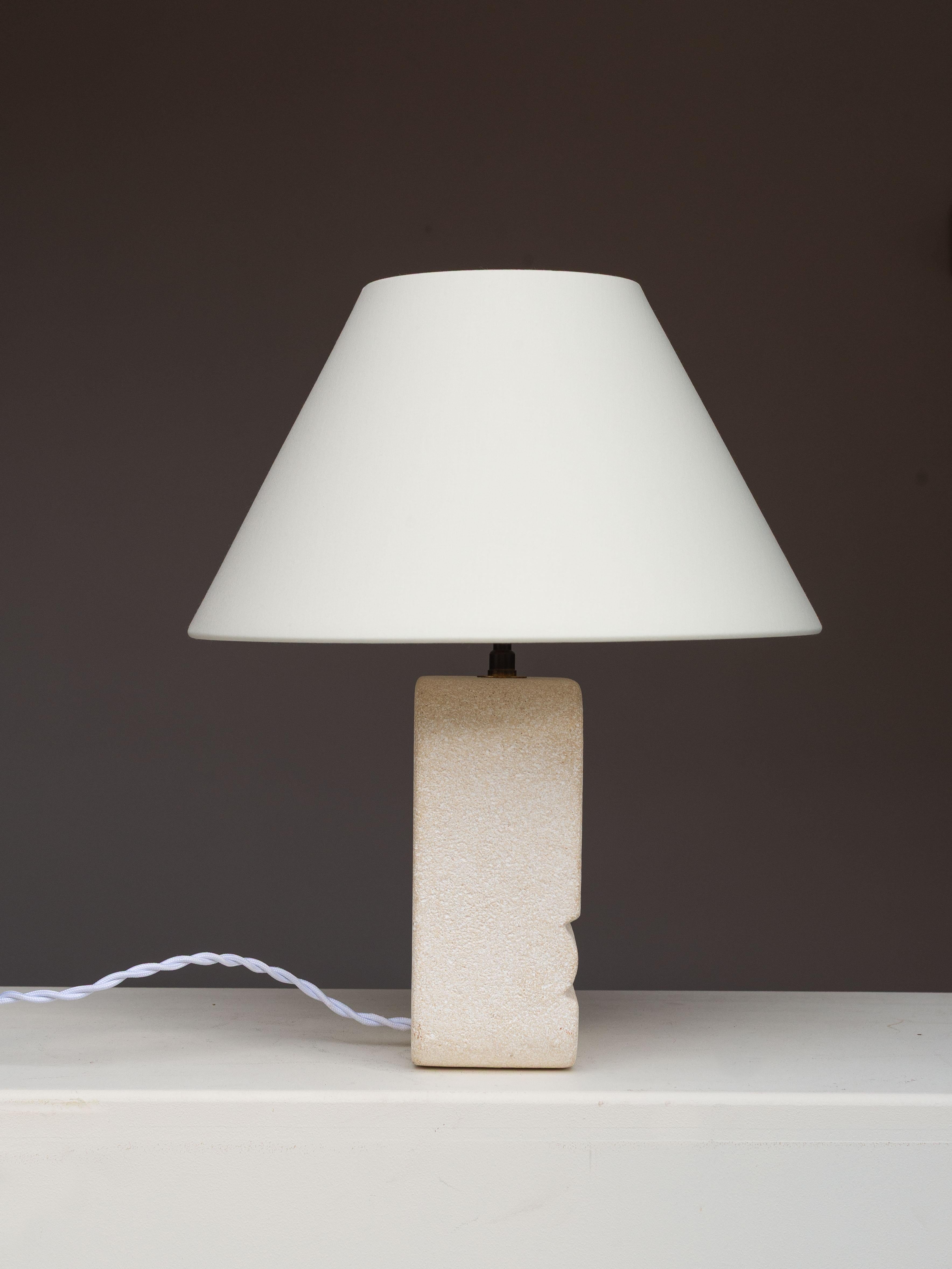 Lampada da tavolo in pietra intagliata, lampada moderna di metà secolo in pietra calcarea, Costa Azzurra anni '70 in vendita 8