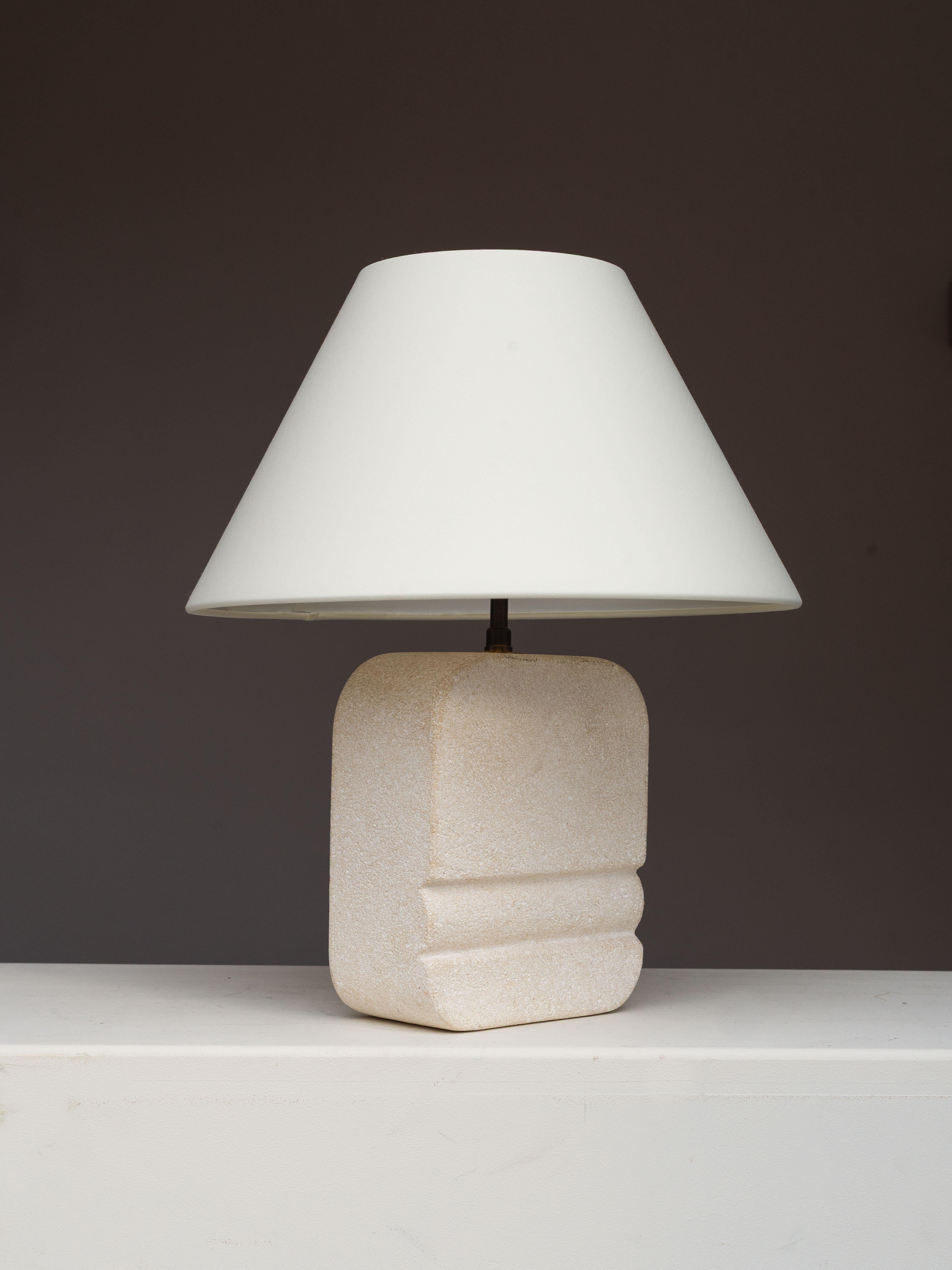 Lampada da tavolo in pietra intagliata, lampada moderna di metà secolo in pietra calcarea, Costa Azzurra anni '70 in vendita 9