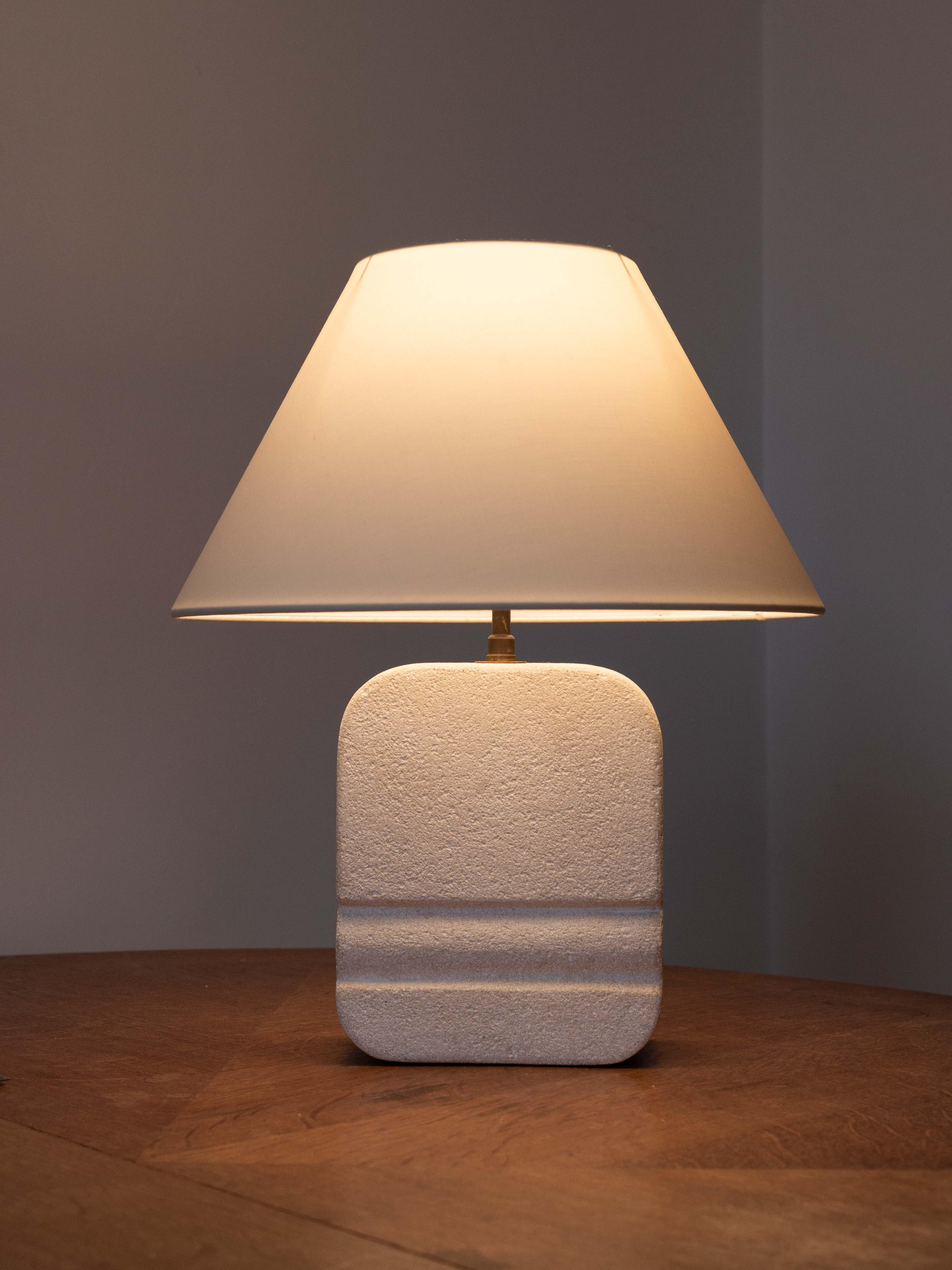 Lampada da tavolo in pietra intagliata, lampada in pietra calcarea moderna di metà secolo, Costa Azzurra anni '70.

Bellissima lampada intagliata a mano, tipica dello stile Costa Azzurra degli anni '70.

La base è scolpita in pietra calcarea con una