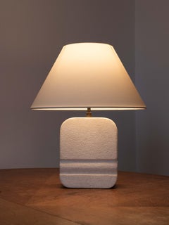 Lampe de table en pierre sculptée, lampe en pierre calcaire moderne du milieu du siècle, Côte d'Azur, années 1970
