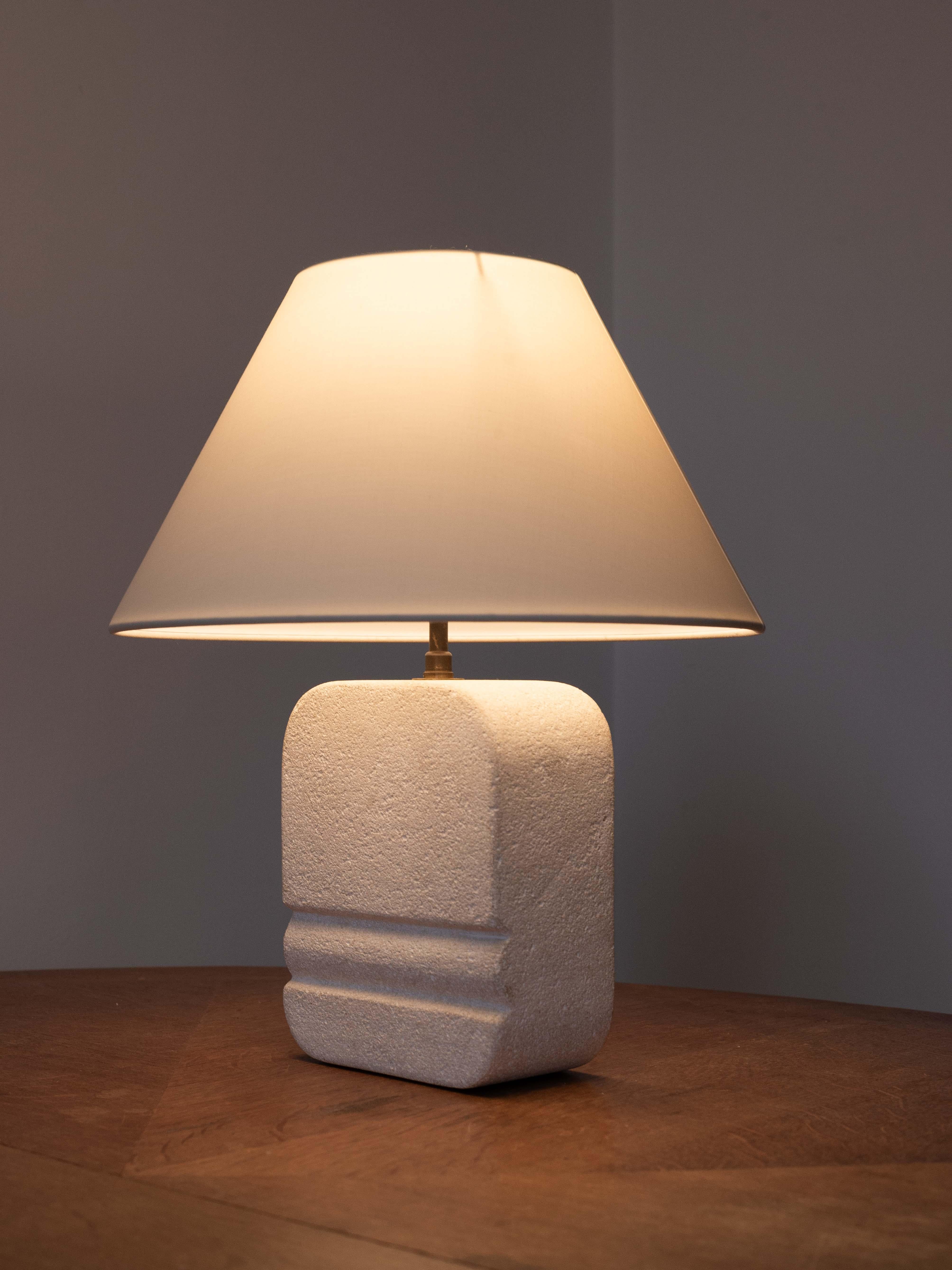 Mid-Century moderno Lampada da tavolo in pietra intagliata, lampada moderna di metà secolo in pietra calcarea, Costa Azzurra anni '70 in vendita