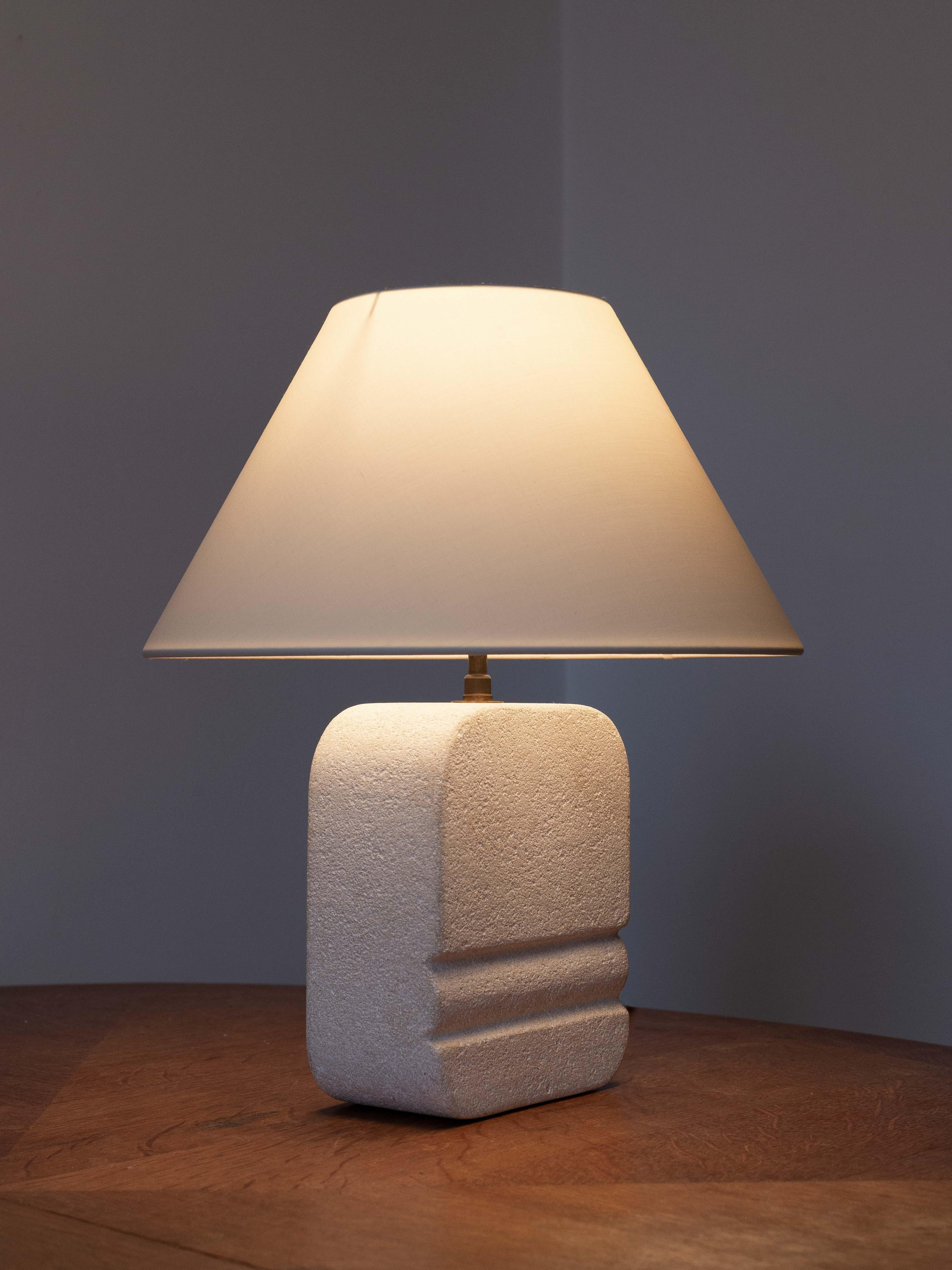 Francese Lampada da tavolo in pietra intagliata, lampada moderna di metà secolo in pietra calcarea, Costa Azzurra anni '70 in vendita