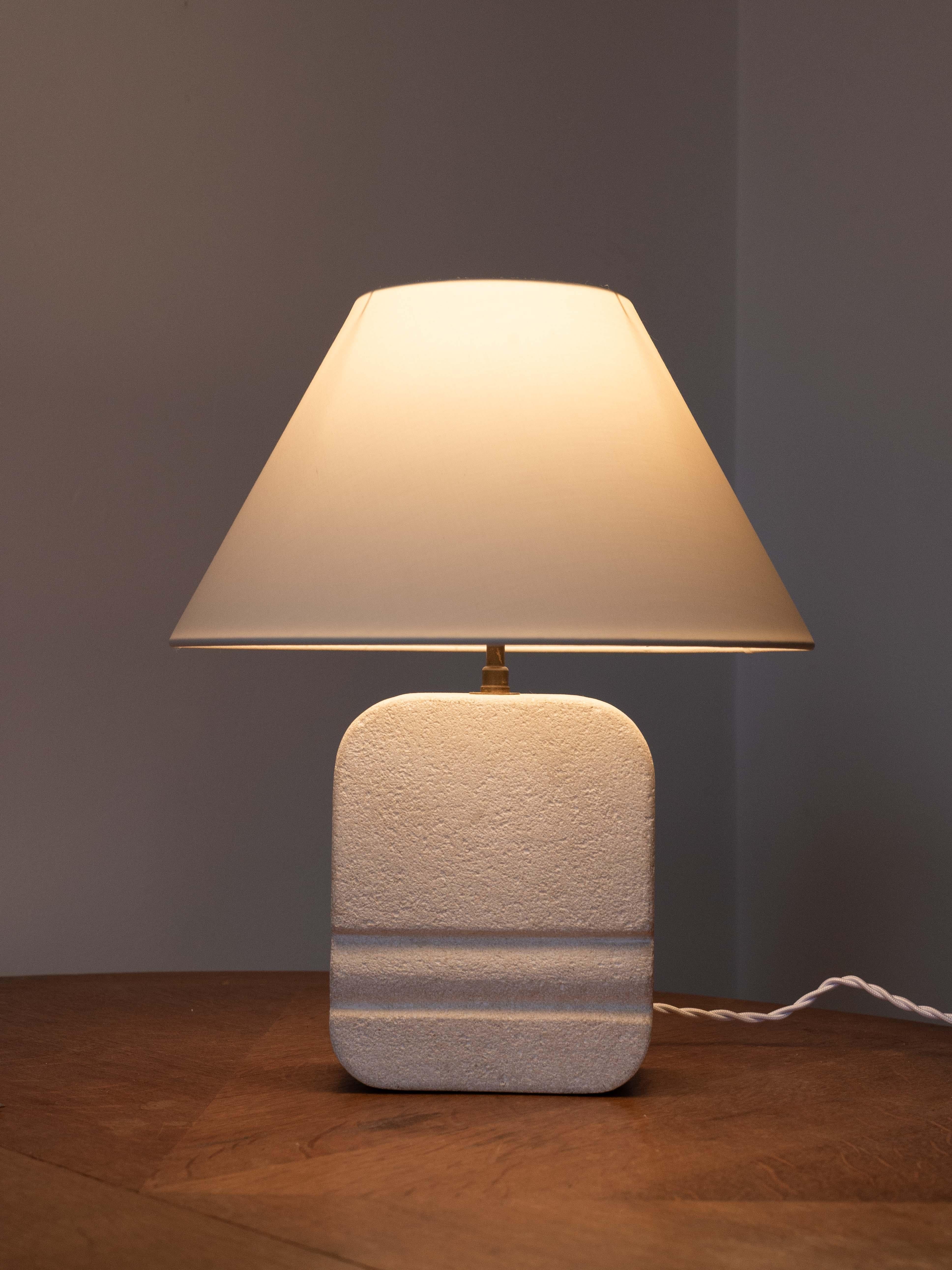 Intagliato Lampada da tavolo in pietra intagliata, lampada moderna di metà secolo in pietra calcarea, Costa Azzurra anni '70 in vendita