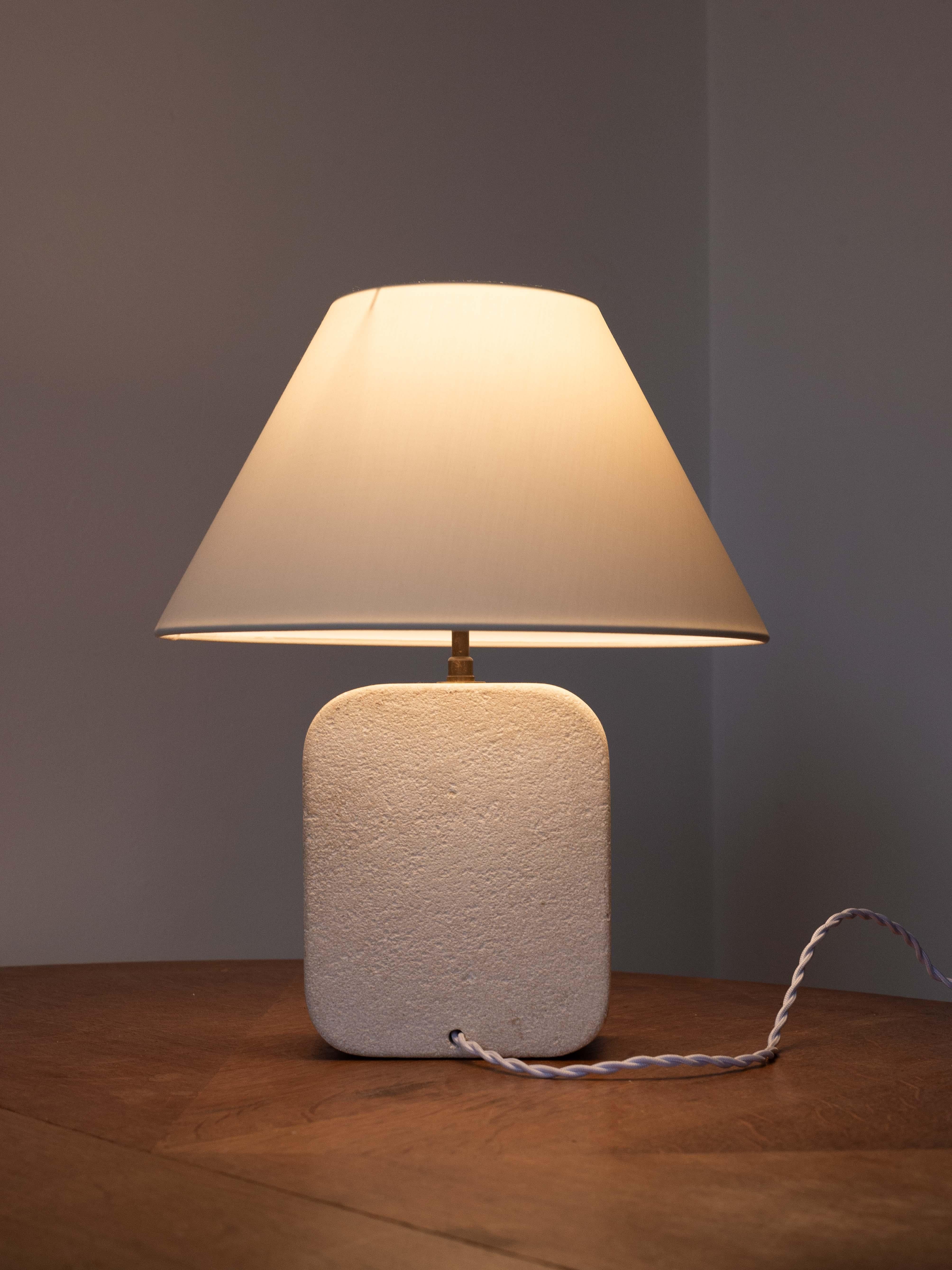 Lampada da tavolo in pietra intagliata, lampada moderna di metà secolo in pietra calcarea, Costa Azzurra anni '70 In condizioni buone in vendita a ROUEN, Normandie