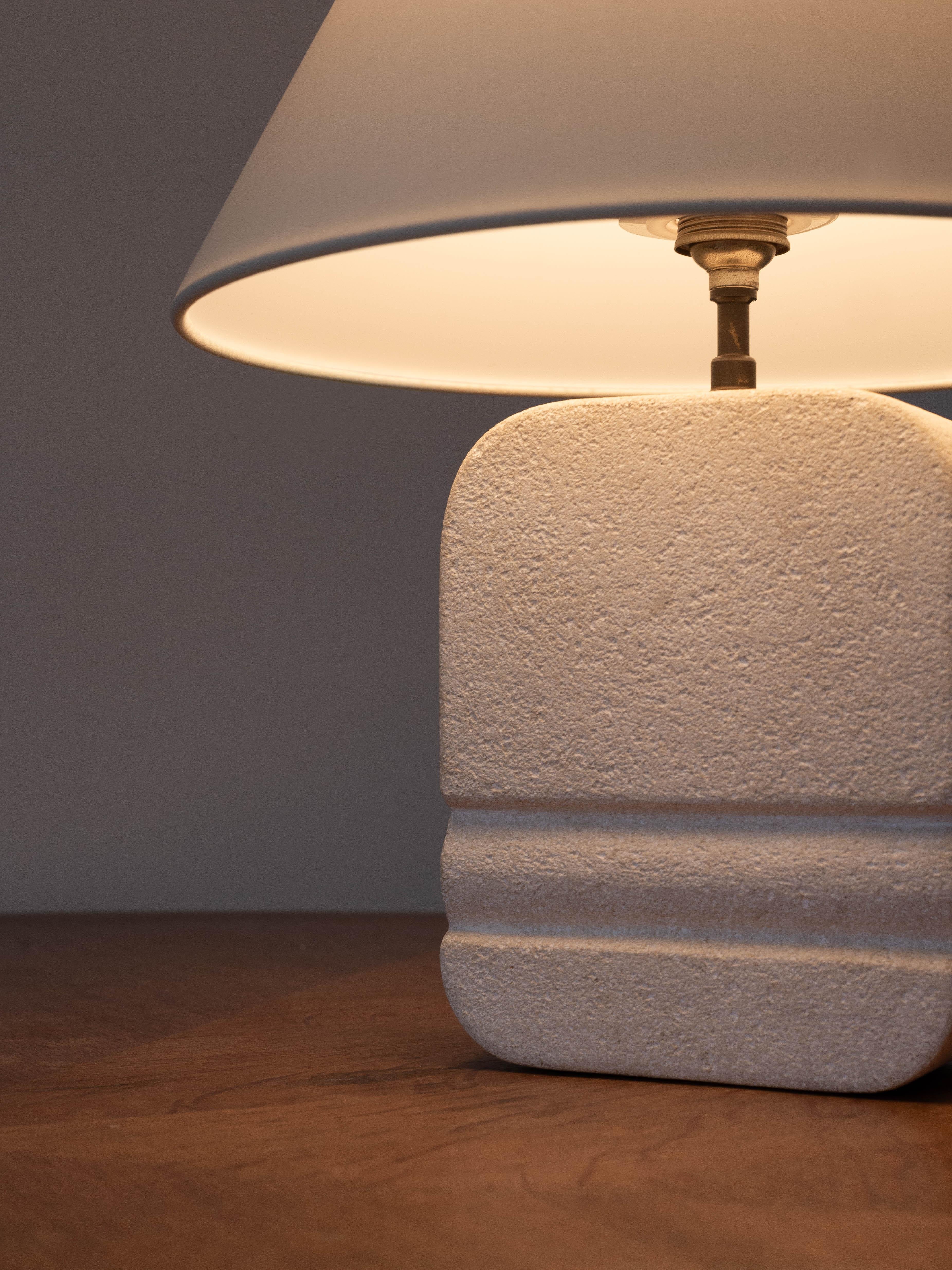 XX secolo Lampada da tavolo in pietra intagliata, lampada moderna di metà secolo in pietra calcarea, Costa Azzurra anni '70 in vendita