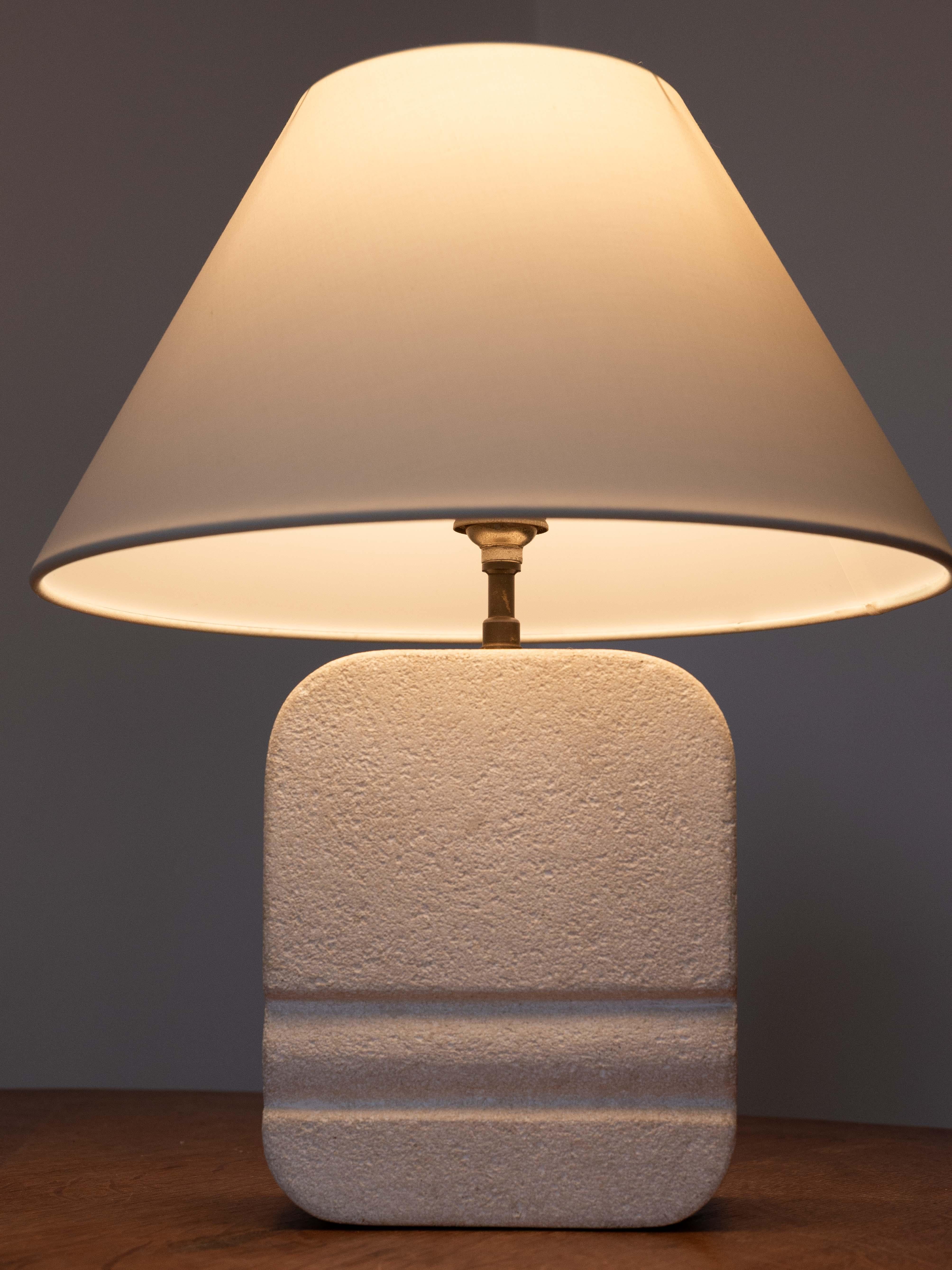 Pietra Lampada da tavolo in pietra intagliata, lampada moderna di metà secolo in pietra calcarea, Costa Azzurra anni '70 in vendita