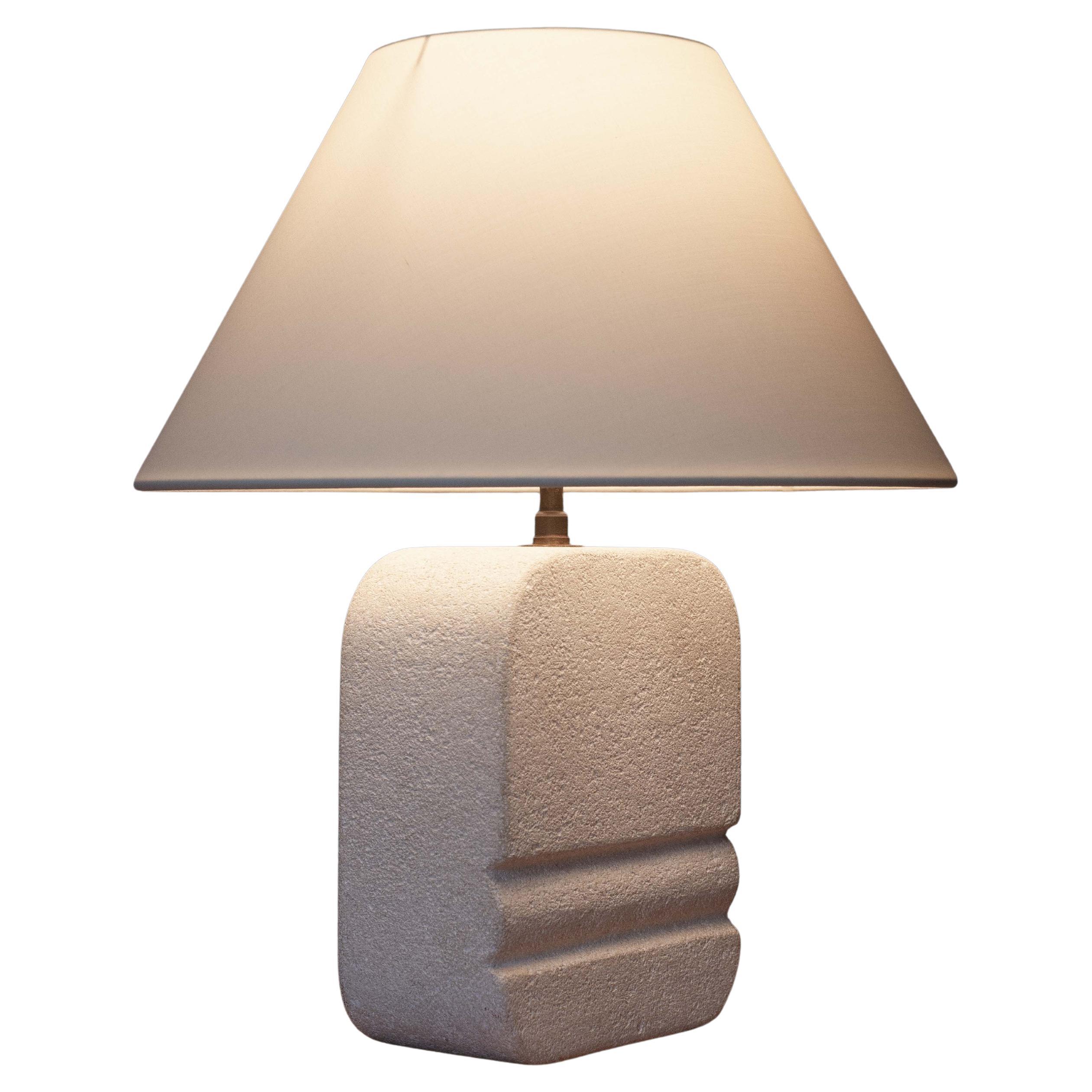 Lampe de table en pierre sculptée, lampe en pierre calcaire moderne du milieu du siècle, Côte d
Azur, années 1970