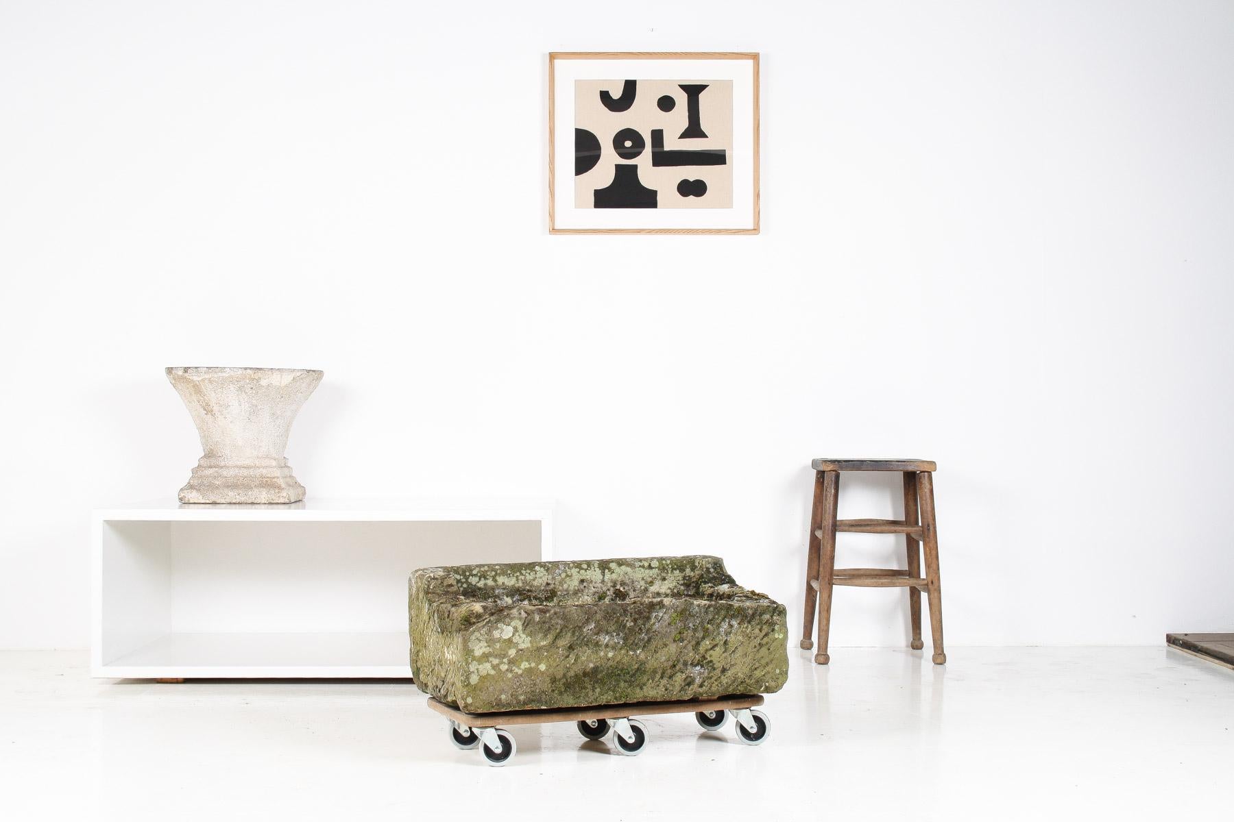 Elaborado con arenisca rugosa, tallada originalmente como abrevadero, que data de principios del siglo XIX, el abrevadero rectangular en forma de lavabo ofrece un bello aspecto desgastado, con una pátina original de musgo y líquenes que confiere a