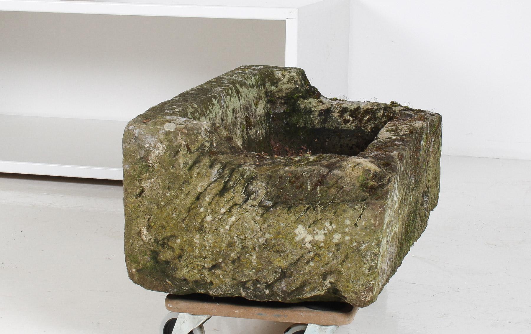 Jardinera de piedra tallada Arenisca envejecida Fuente de jardín siglo XIX en venta