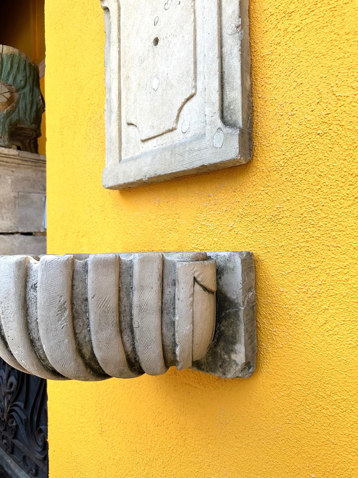 20ième siècle A Stone Wall mount Fountain Sink Basin Bowl Farm Rustic water feature LA CA en vente