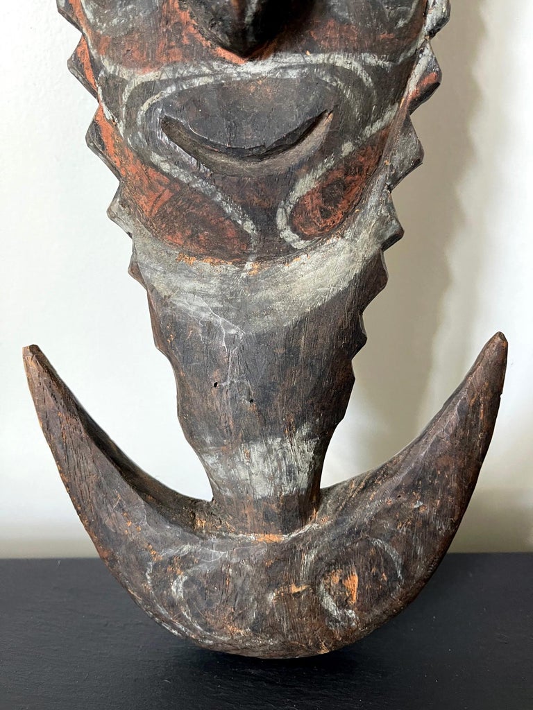 Carved Suspension Hook Figure Papua New Guinea In Good Condition In Atlanta, GA