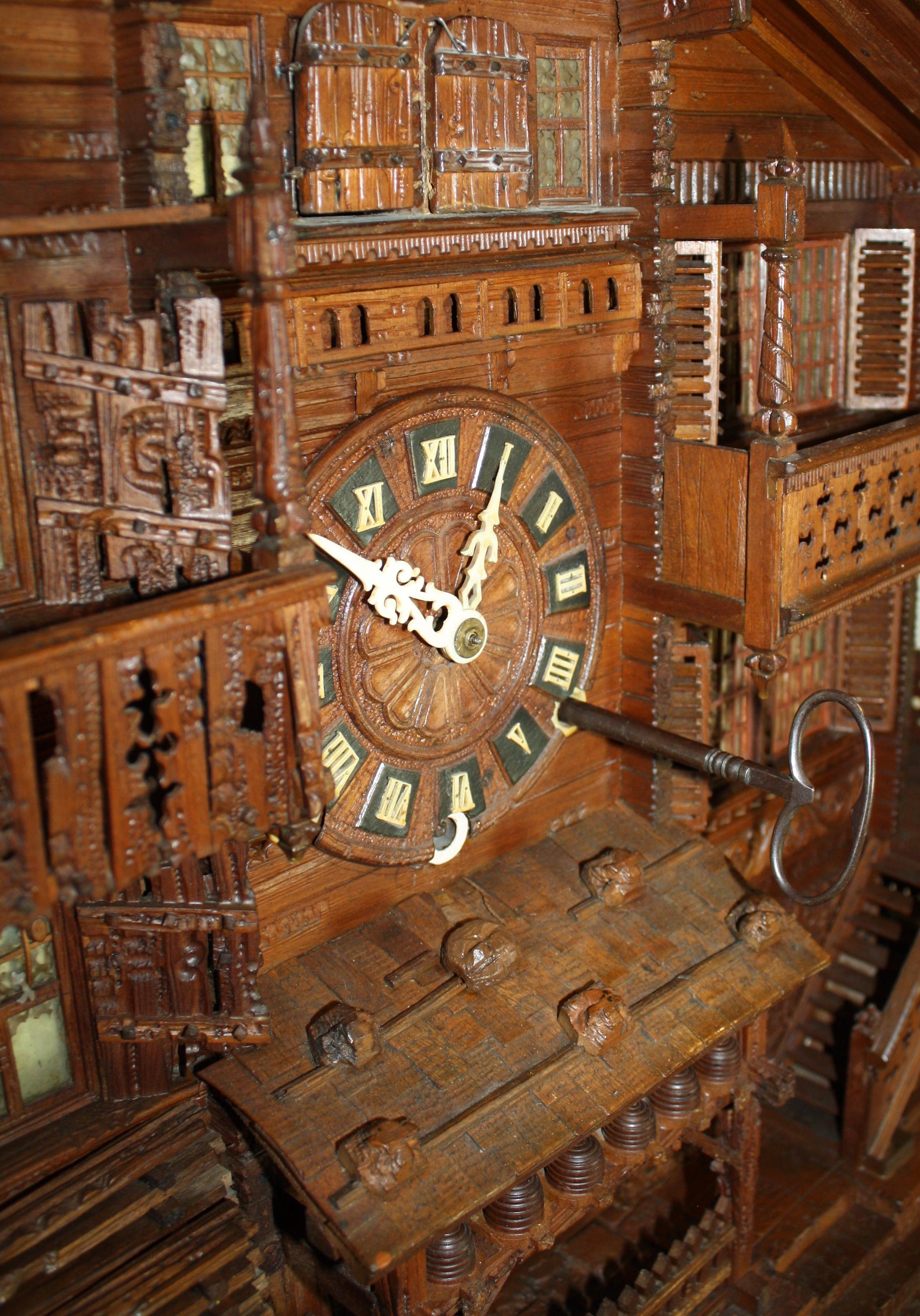 Noyer Horloge de chalet de la Forêt-Noire suisse sculptée, vers 1880 en vente
