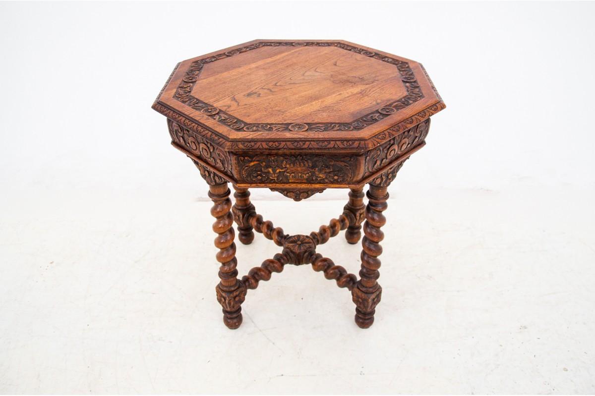 Carved table, France, circa 1910.

Very good condition.

Wood: oak

dimensions

height: 75 cm, dia. 75 cm