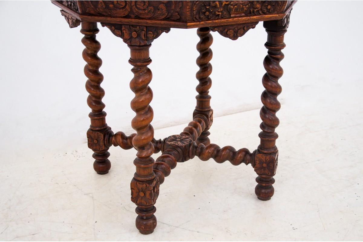 Carved table, France, circa 1910. In Good Condition For Sale In Chorzów, PL