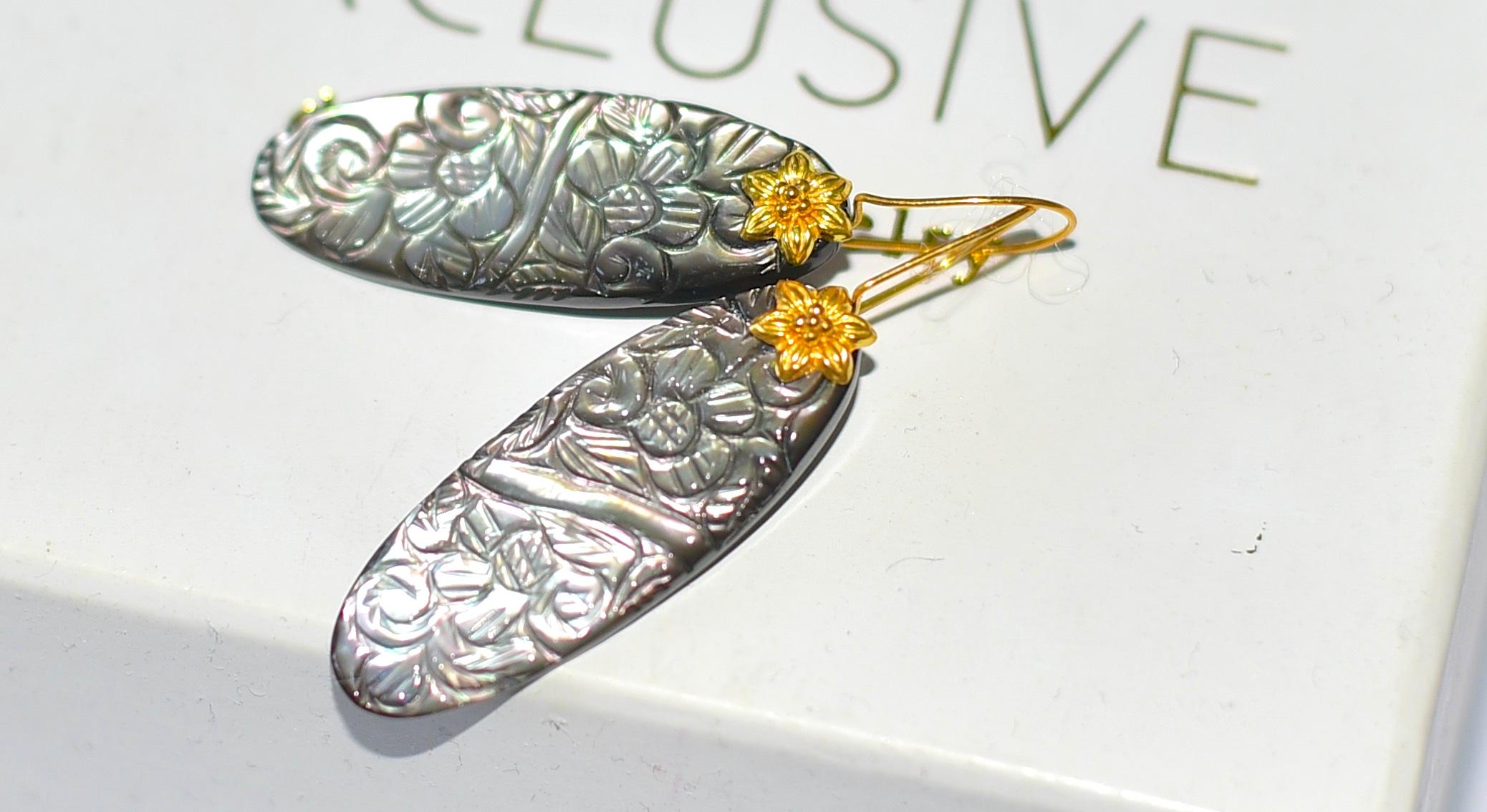 Moderne Carved Tahitian Black Mother of Pearl Earrings in 18K Solid Gold en vente