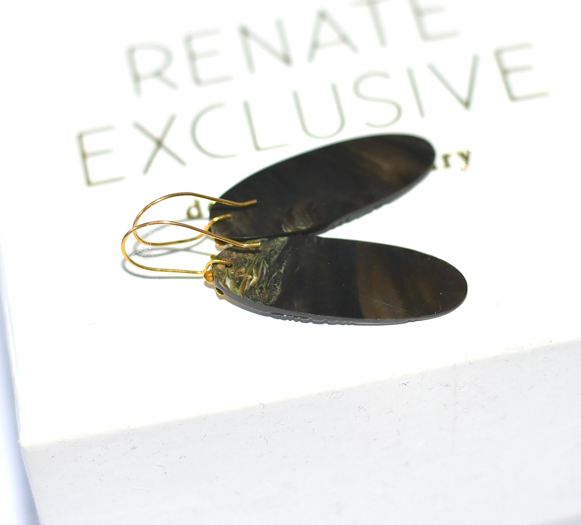 Taille ovale Carved Tahitian Black Mother of Pearl Earrings in 18K Solid Gold en vente