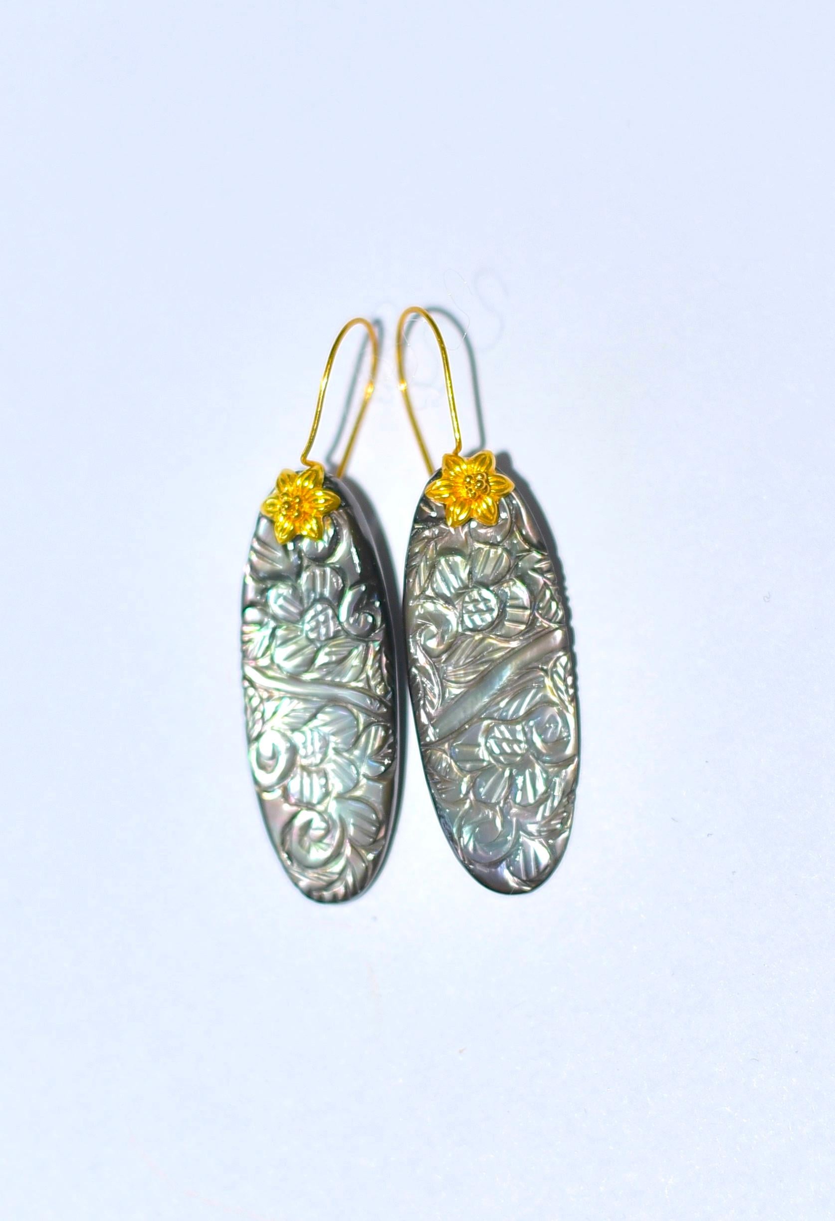 Carved Tahitian Black Mother of Pearl Earrings in 18K Solid Gold Neuf - En vente à Astoria, NY