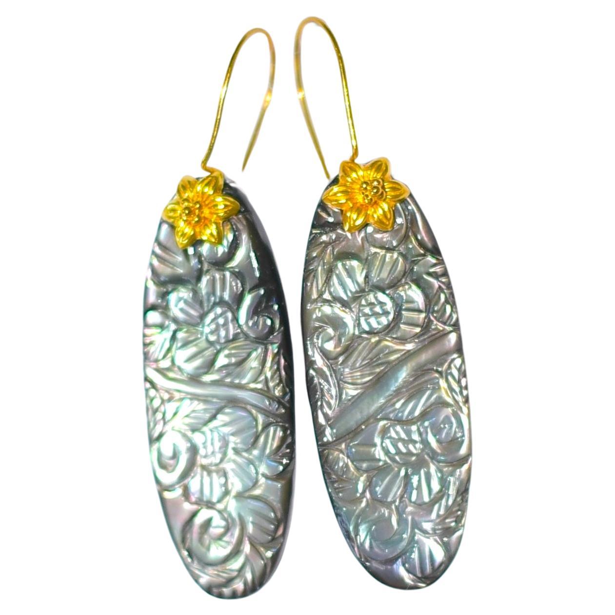 Carved Tahitian Black Mother of Pearl Earrings in 18K Solid Gold en vente