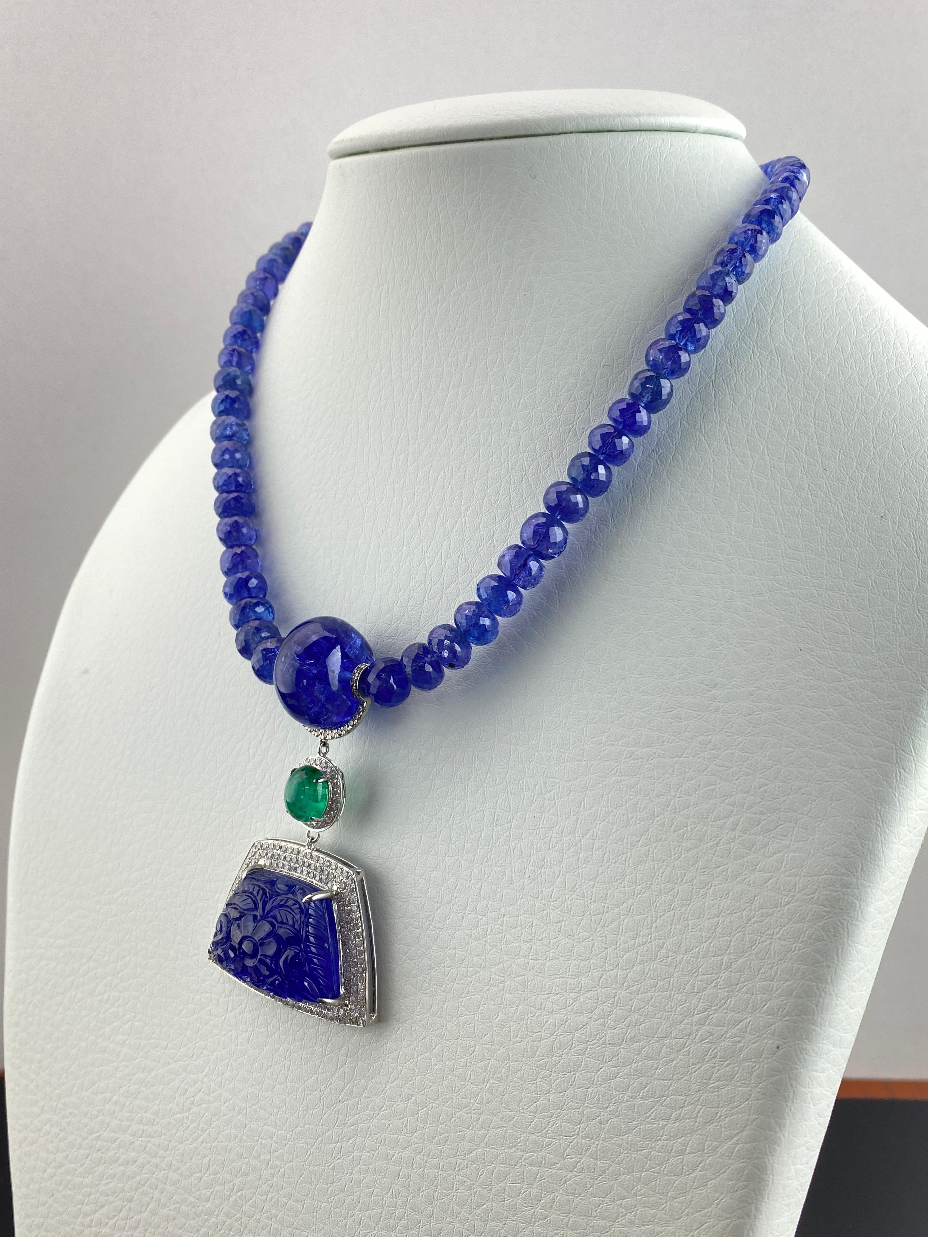 Art Déco Collana di perline con ciondolo in tanzanite, smeraldi e diamanti intagliati. in vendita