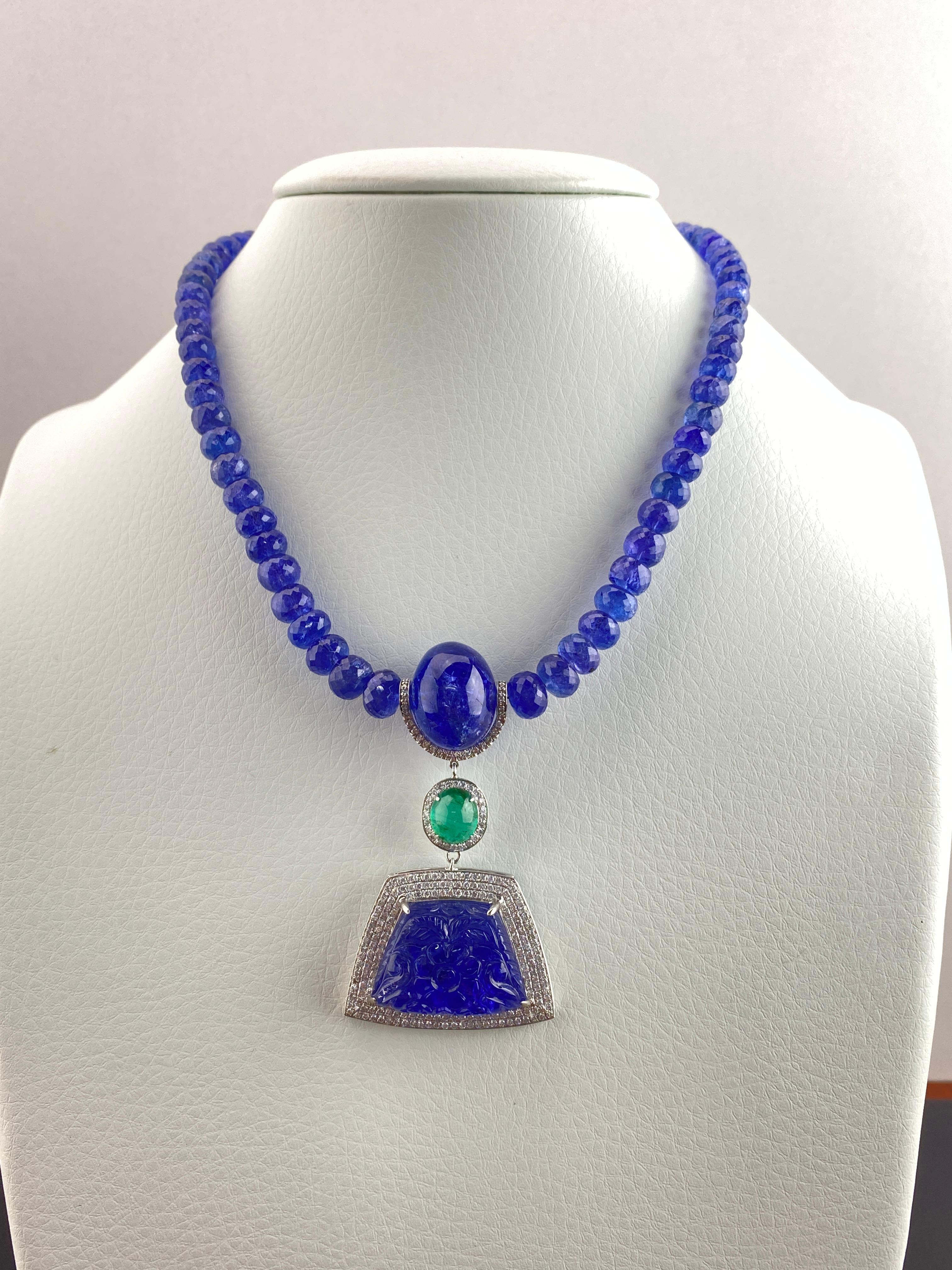 Collana di perline con ciondolo in tanzanite, smeraldi e diamanti intagliati. In condizioni Nuovo in vendita a Bangkok, Thailand