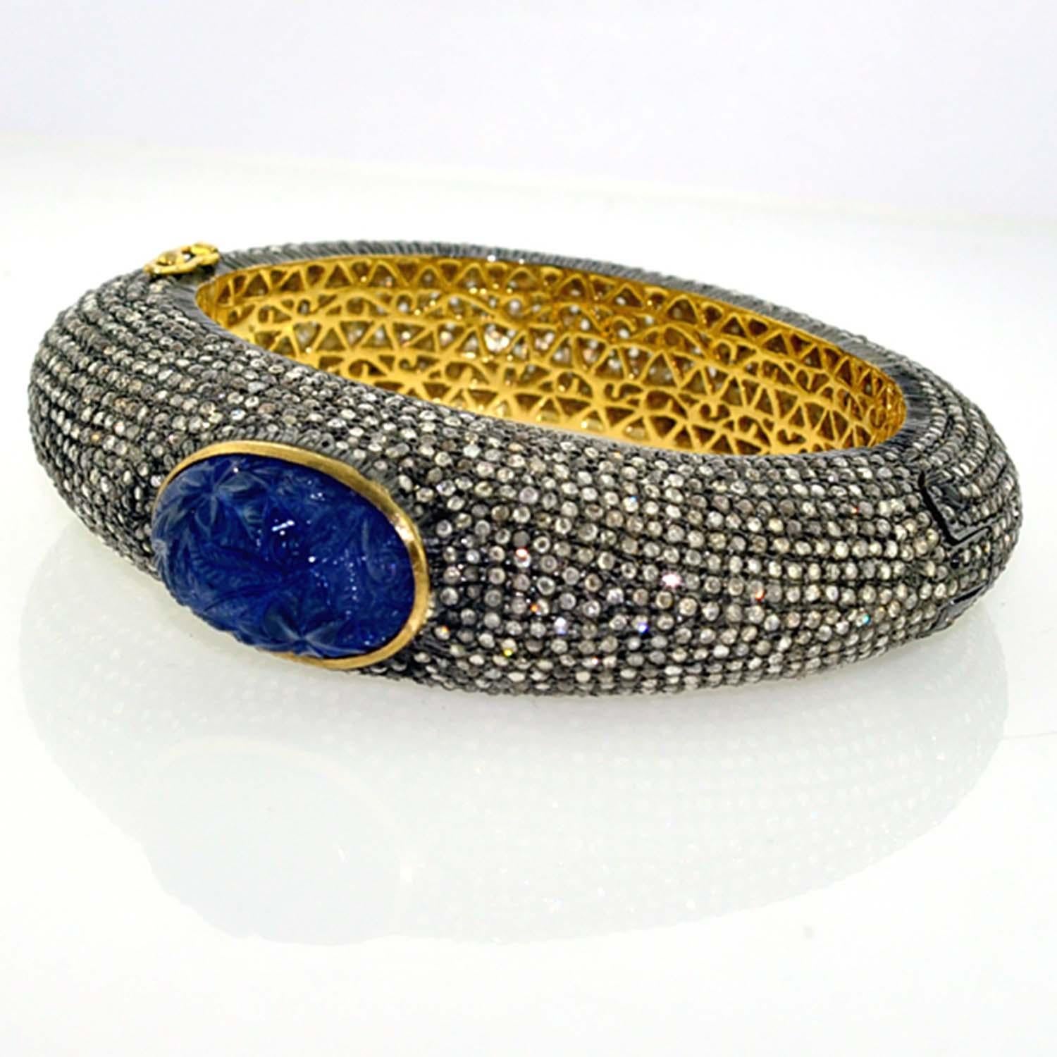 Artigiano Bangle con tanzanite intagliata e pavé di diamanti in oro e argento 14k in vendita