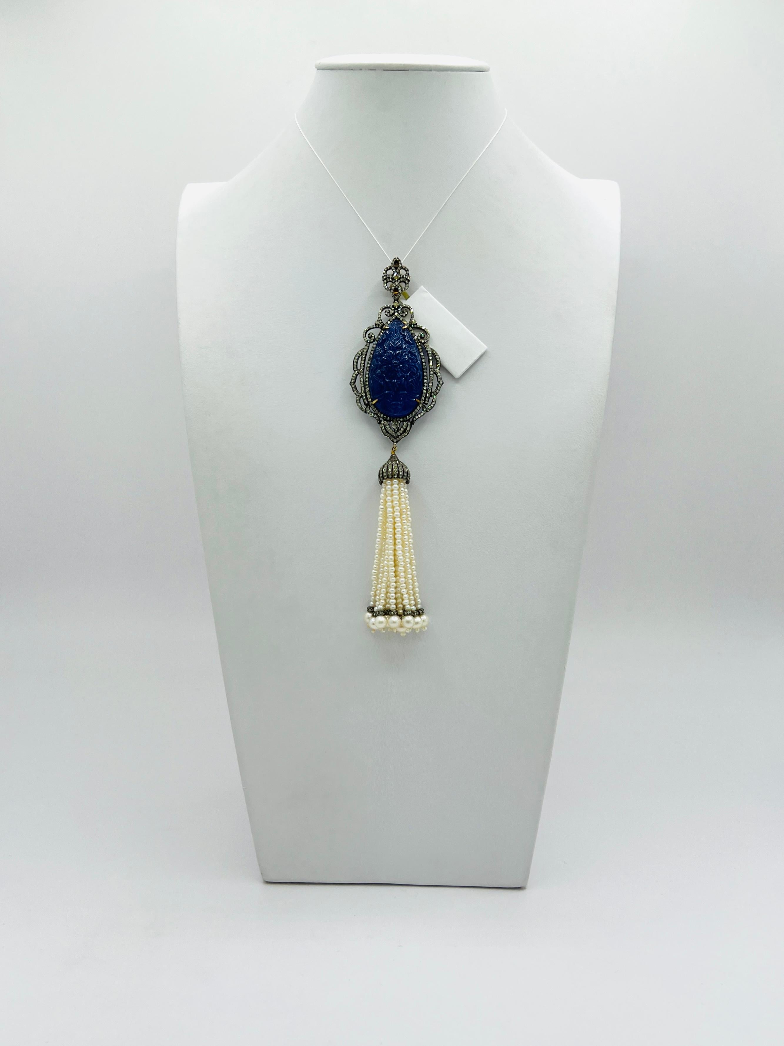 Taglio a goccia Ciondolo con pera di tanzanite intagliata, diamante bianco e perla bianca in oro 14k in vendita