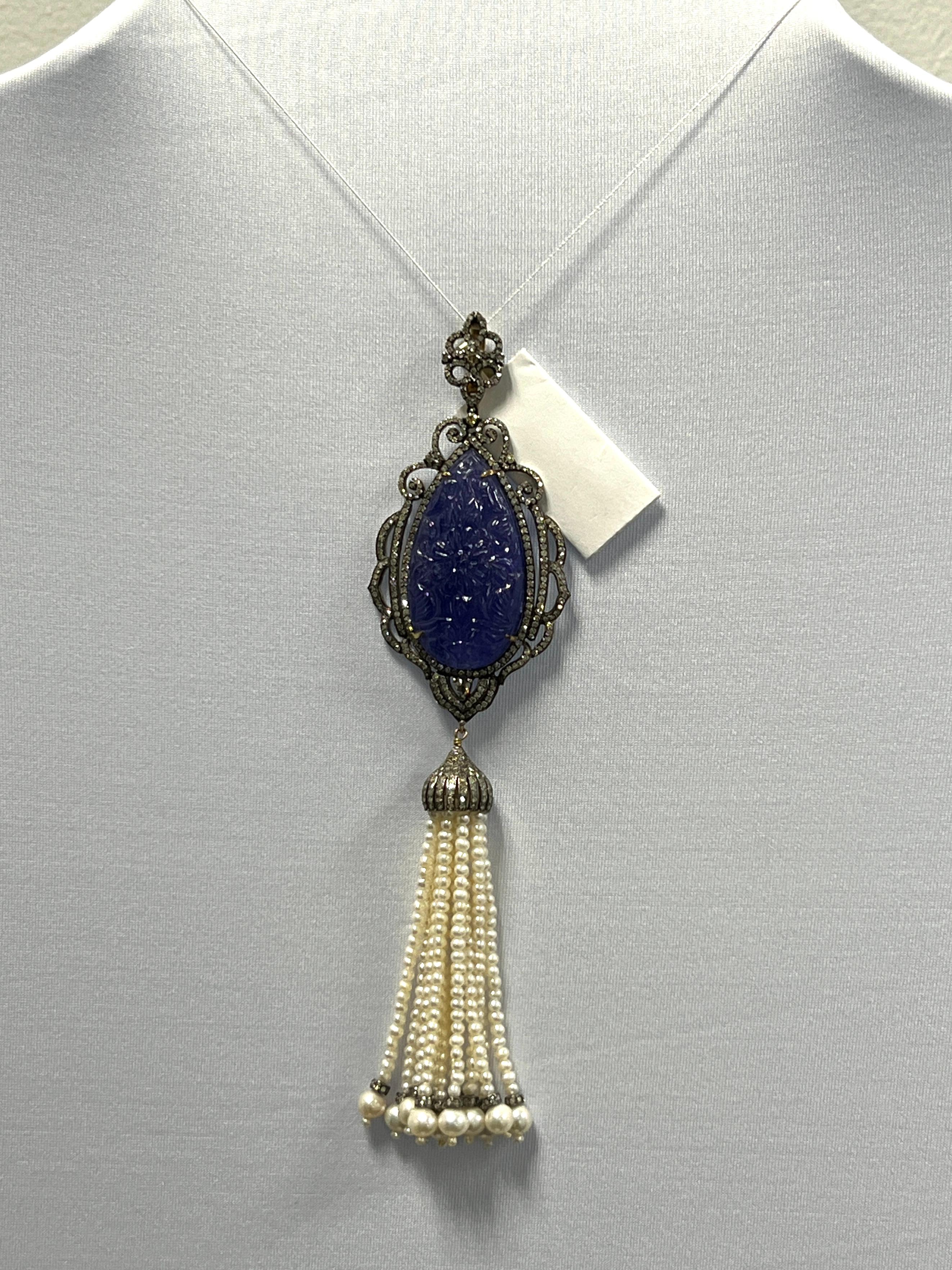 Ciondolo con pera di tanzanite intagliata, diamante bianco e perla bianca in oro 14k In condizioni Nuovo in vendita a Los Angeles, CA