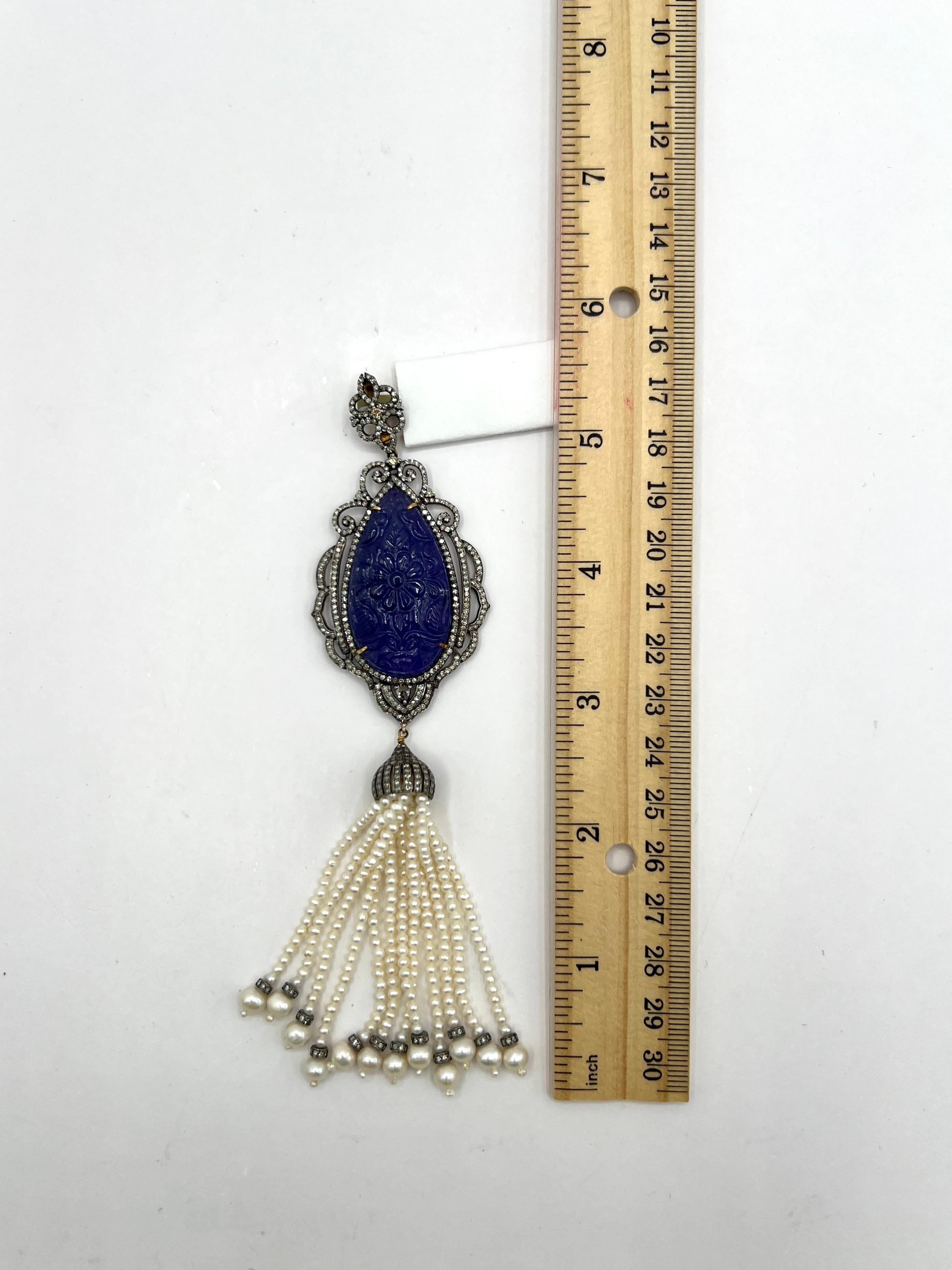 Ciondolo con pera di tanzanite intagliata, diamante bianco e perla bianca in oro 14k in vendita 2