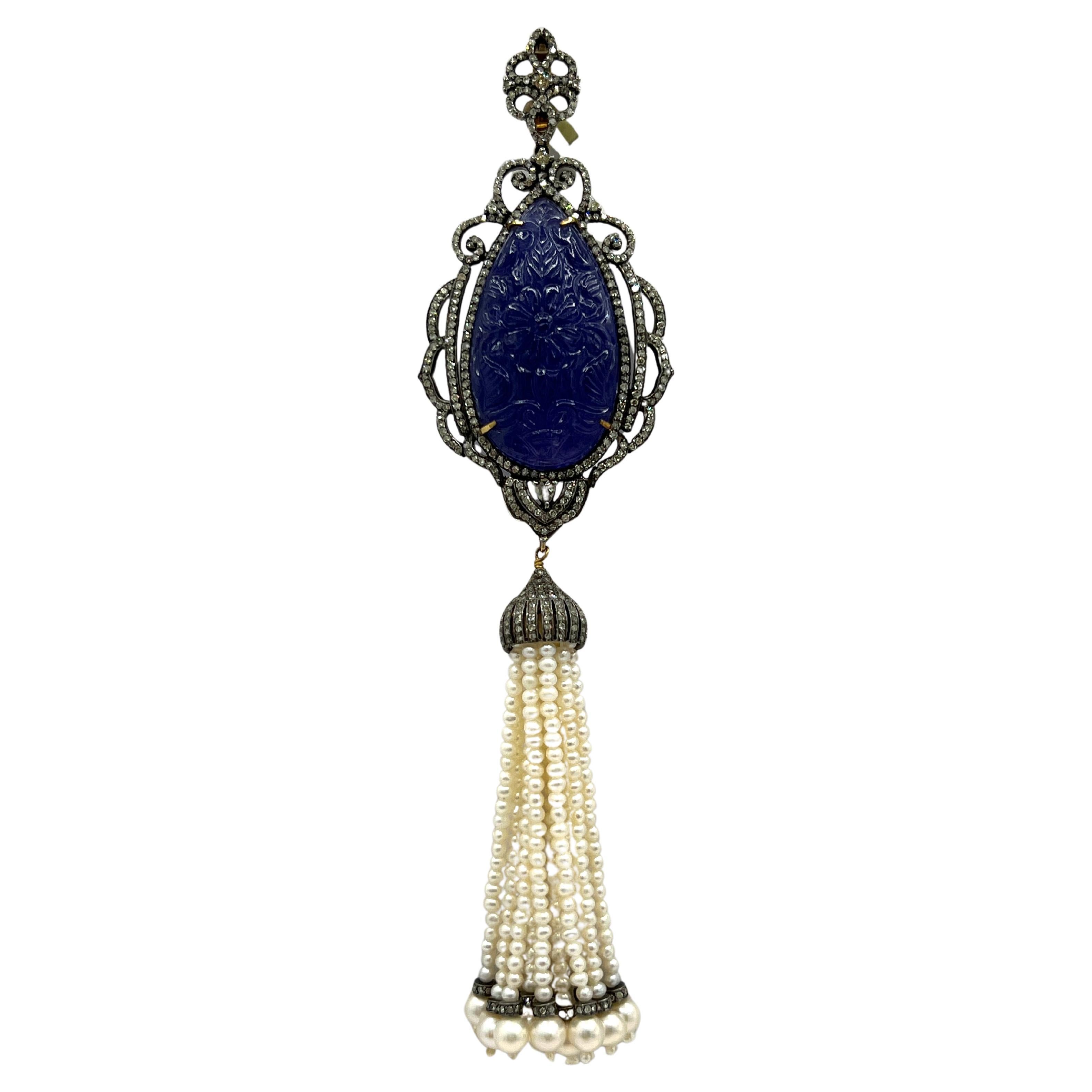 Ciondolo con pera di tanzanite intagliata, diamante bianco e perla bianca in oro 14k in vendita