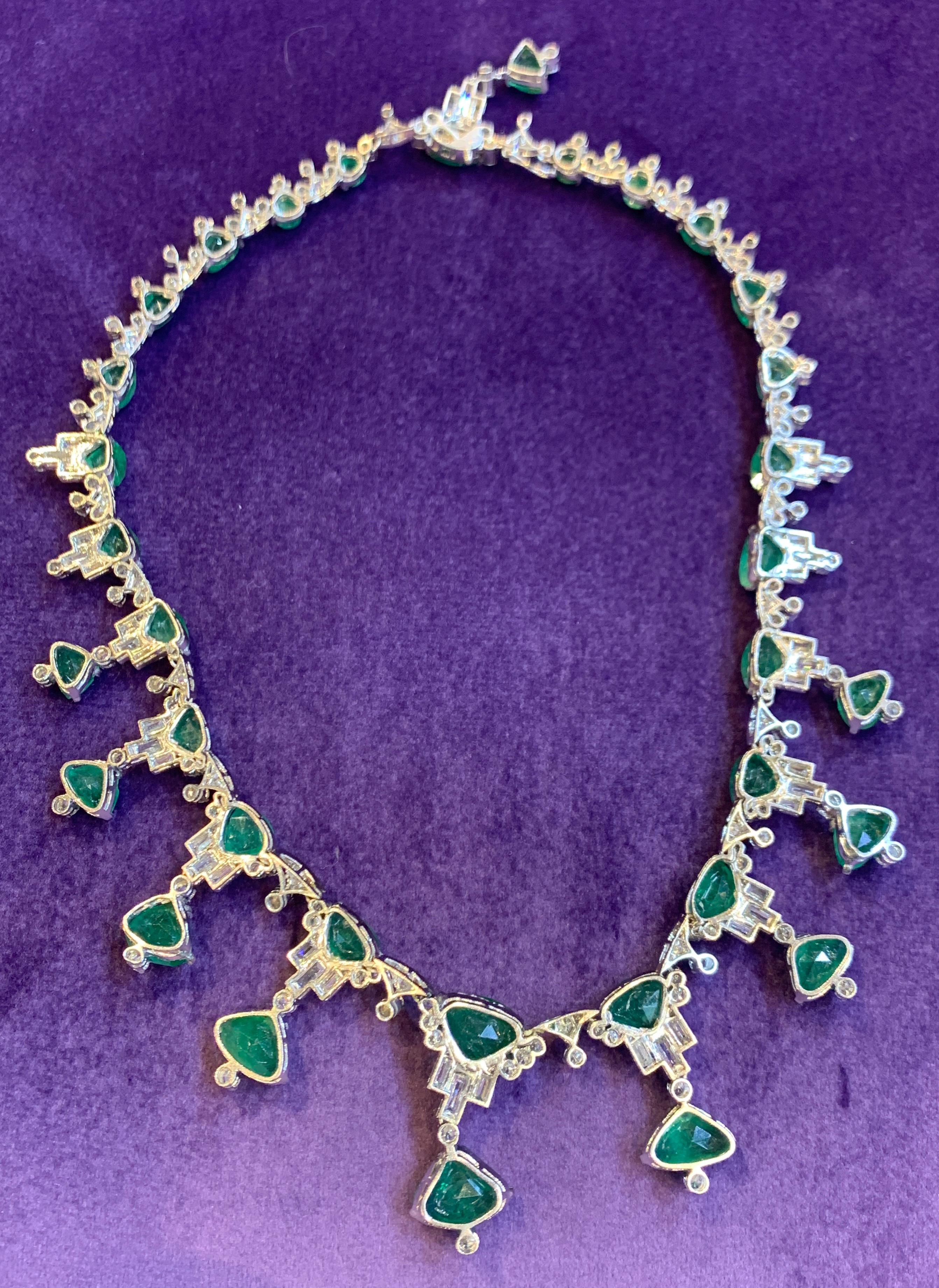 Carved Taveez Emerald and Diamond Necklace In Excellent Condition For Sale In New York, NY
