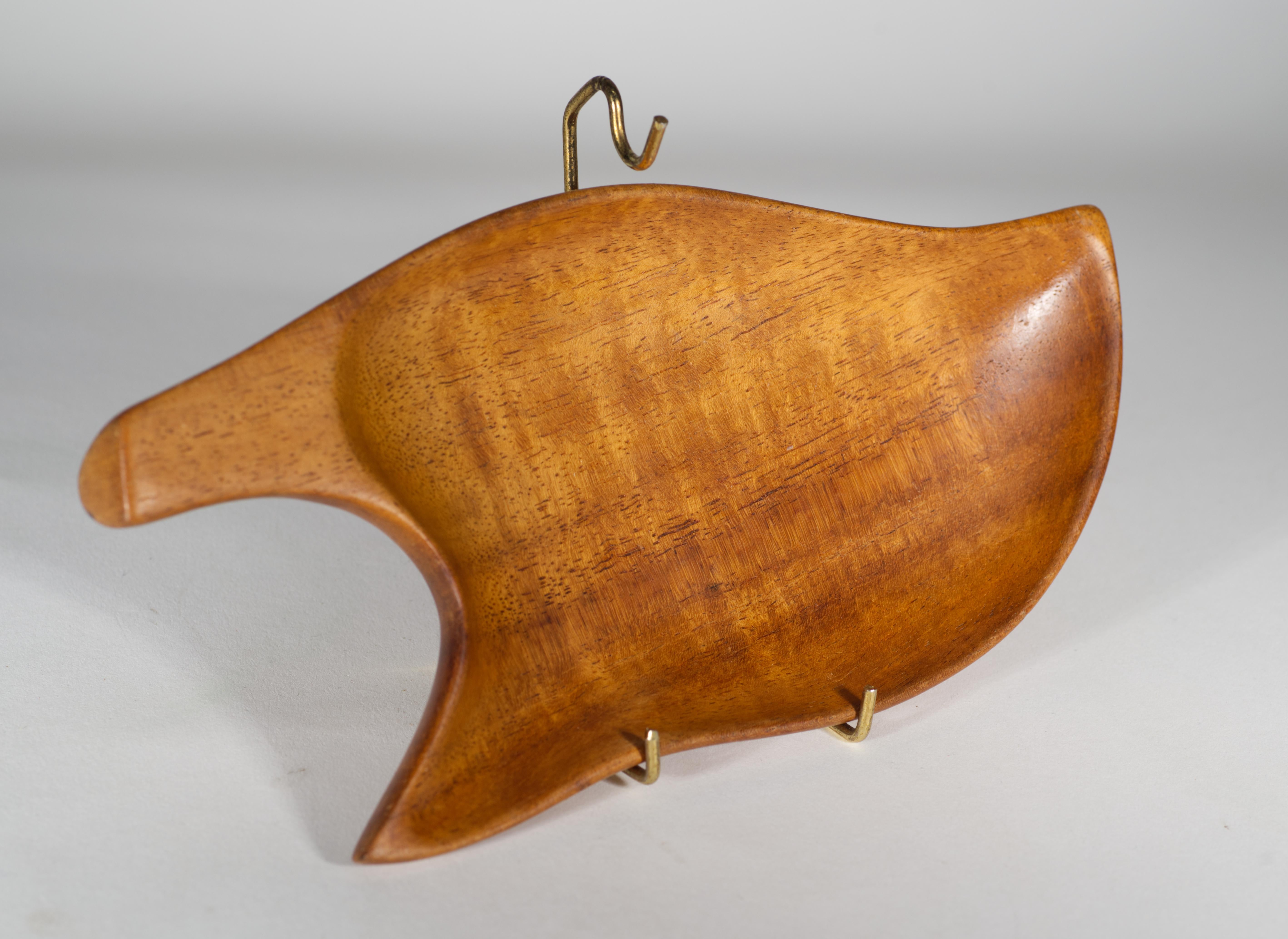  Le plateau asymétrique vintage en bois sculpté ou bol peu profond a été fabriqué à la main en Haïti à partir de Taverneau, également connu sous le nom de Noyer des Caraïbes ou Faux Tamarin, un bois dur tropical durable avec une teinte dorée. Il est