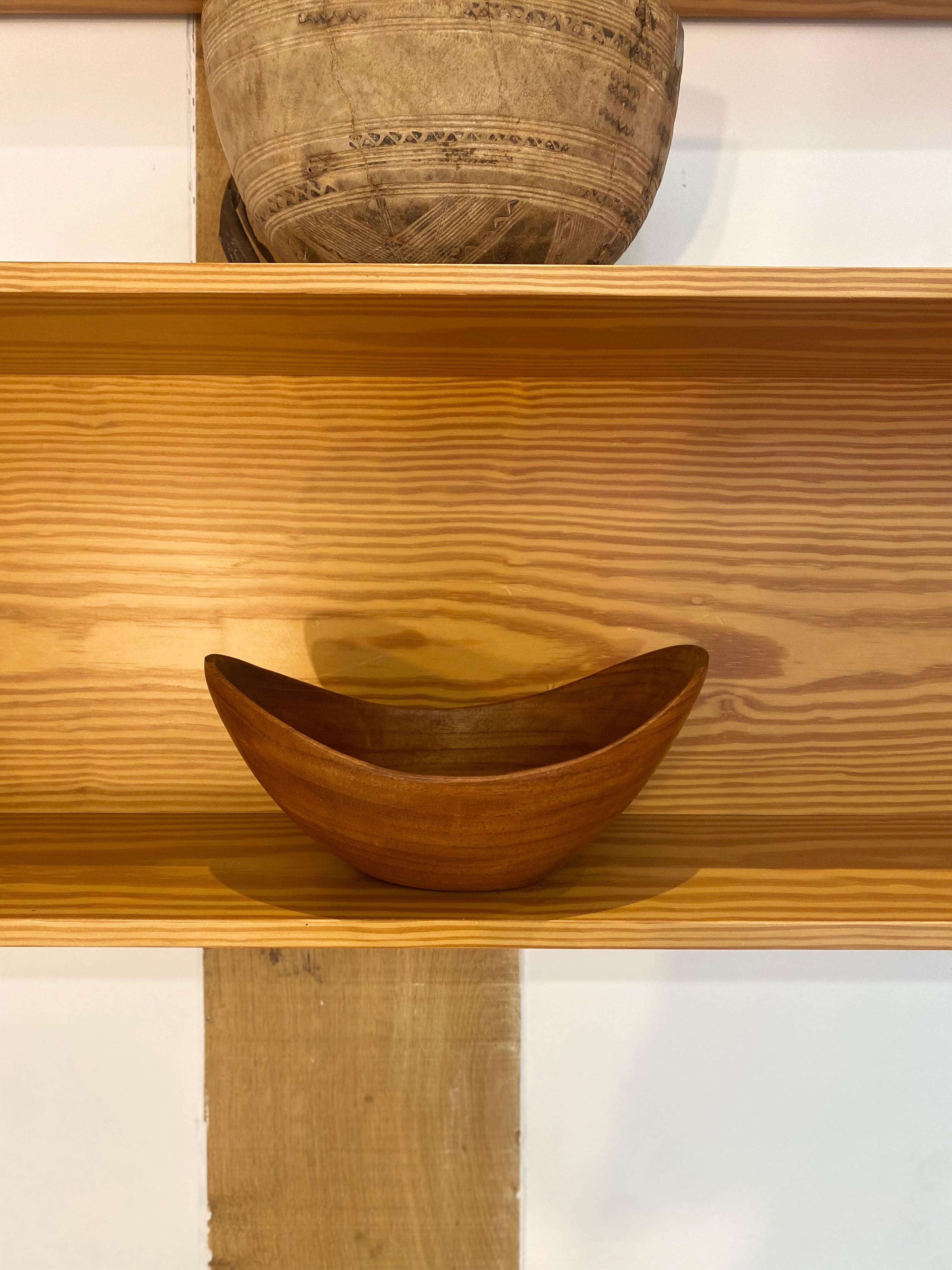Teak bowl carved by the artist Stig Sandqvist in the 1950's from Sweden. Very nice curves of the lines with precise woodwork. The great Danish designer Finn Juhl created a very similar model.