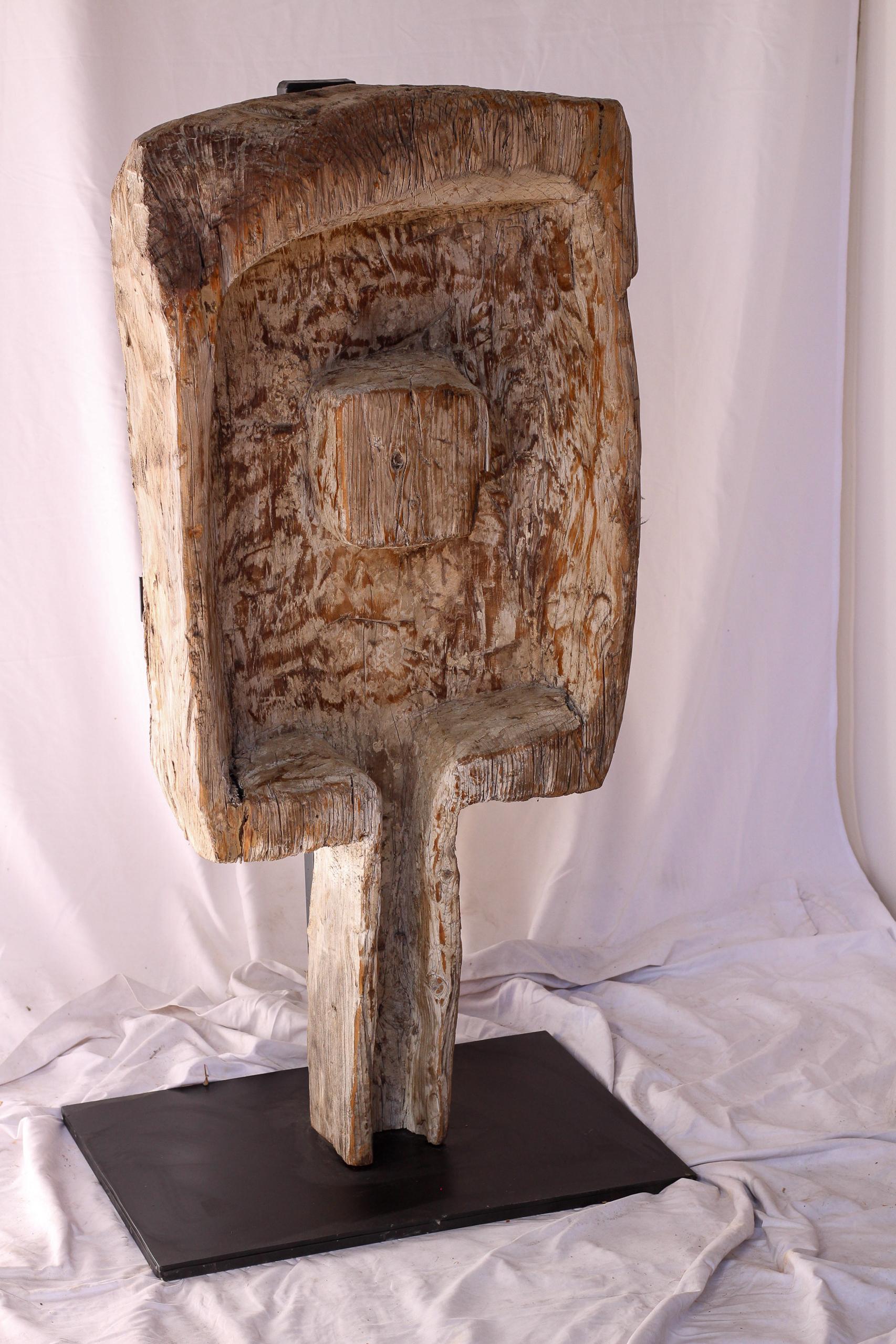 Questa scultura in teak intagliata a mano dell'inizio del XX secolo presenta una splendida patina e venature del legno che ne evidenziano il carattere ricco. Posizionato su un supporto in metallo, è un pezzo senza tempo che unisce il fascino rustico