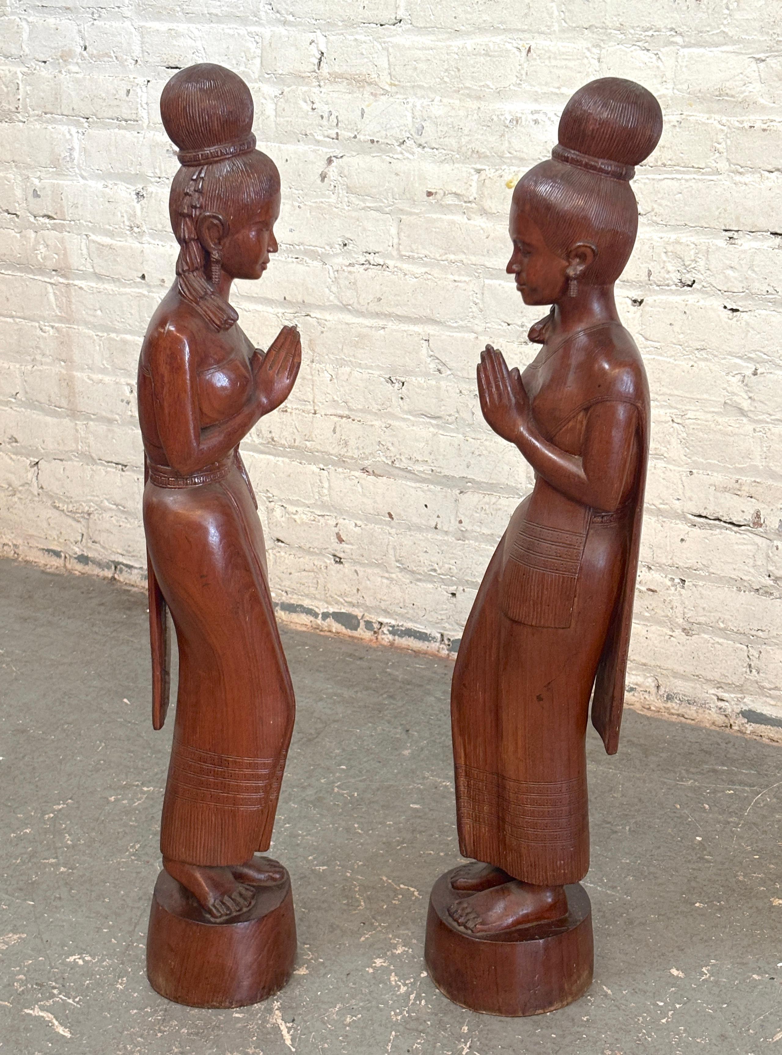 Coppia di salutatori donna in teak scolpiti alti un metro e mezzo. Entrambe le donne in posa di preghiera con il guardaroba tradizionale. Realizzato in teak, può essere utilizzato all'aperto.
Si prega di confermare la posizione NY o NJ