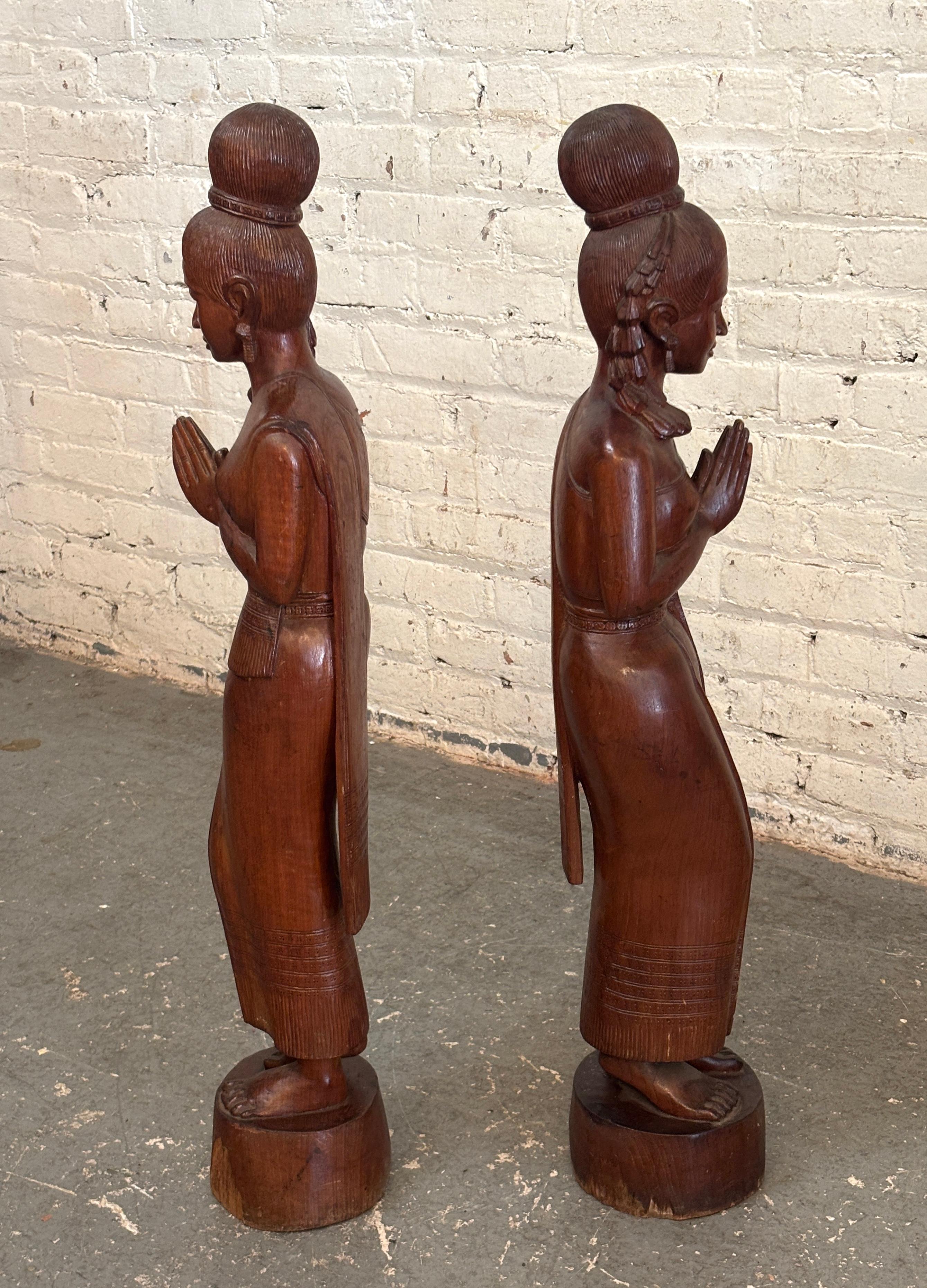 Sawasdee donna in legno di teak intagliato In condizioni buone in vendita a Brooklyn, NY